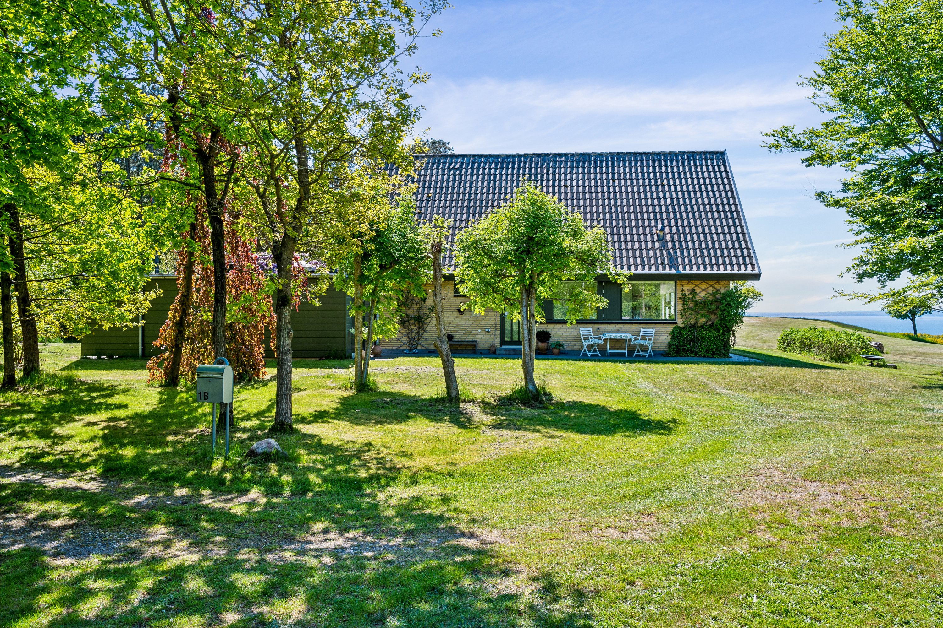 Fremhævet ejendom 1 billede i fuldskærmstilstand. Billede af Skoven 1B, Fejrup Strand, 8420 Knebel