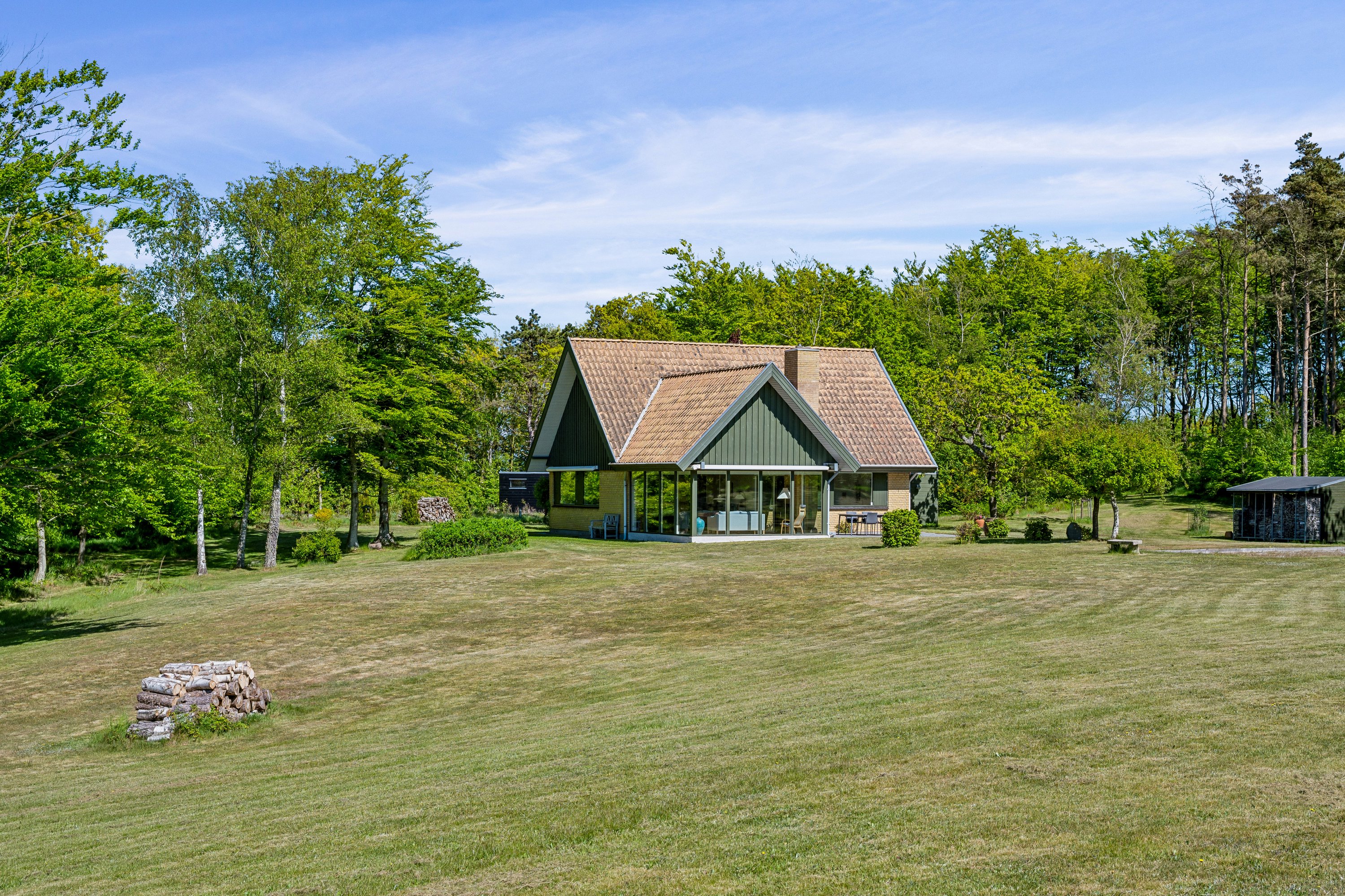 Fremhævet ejendom 1 billede i fuldskærmstilstand. Billede af Skoven 1B, Fejrup Strand, 8420 Knebel
