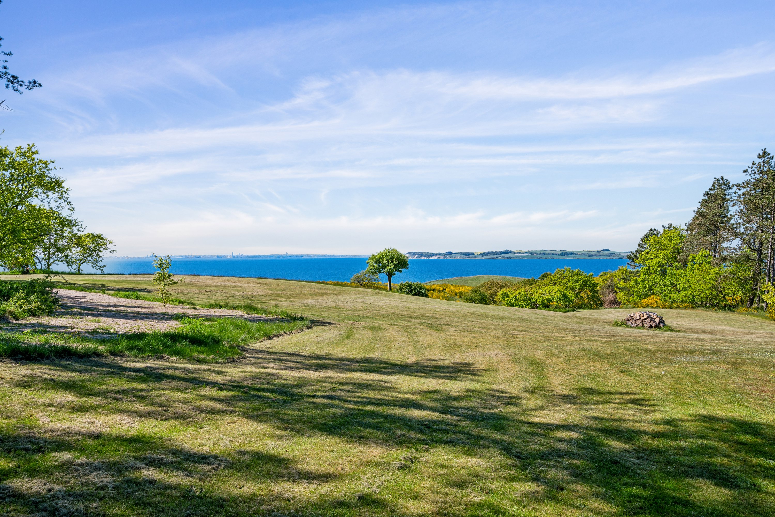 Fremhævet ejendom 1 billede i fuldskærmstilstand. Billede af Skoven 1B, Fejrup Strand, 8420 Knebel