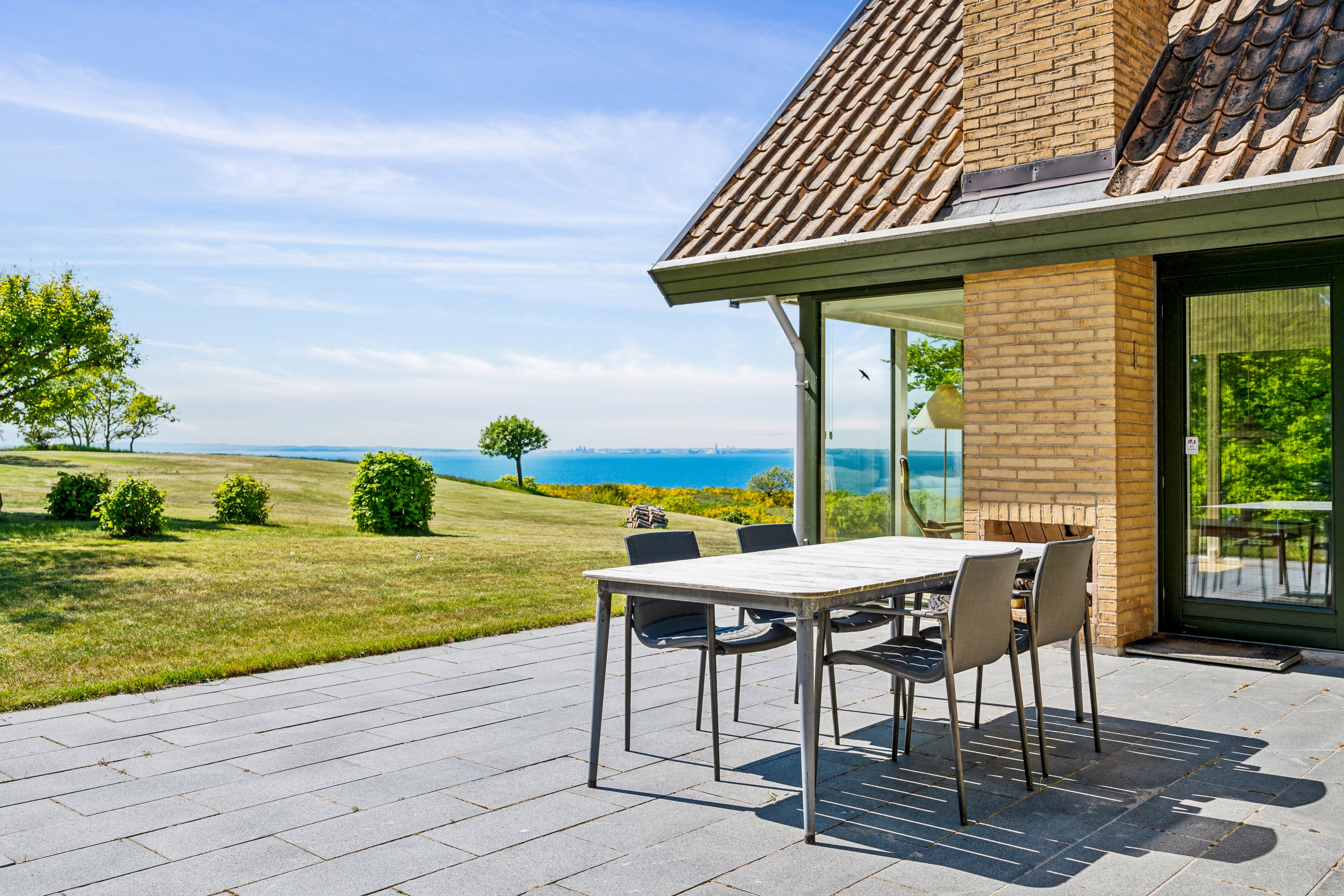 Fremhævet terrasse billede i fuldskærmstilstand. Billede af Skoven 1B, Fejrup Strand, 8420 Knebel