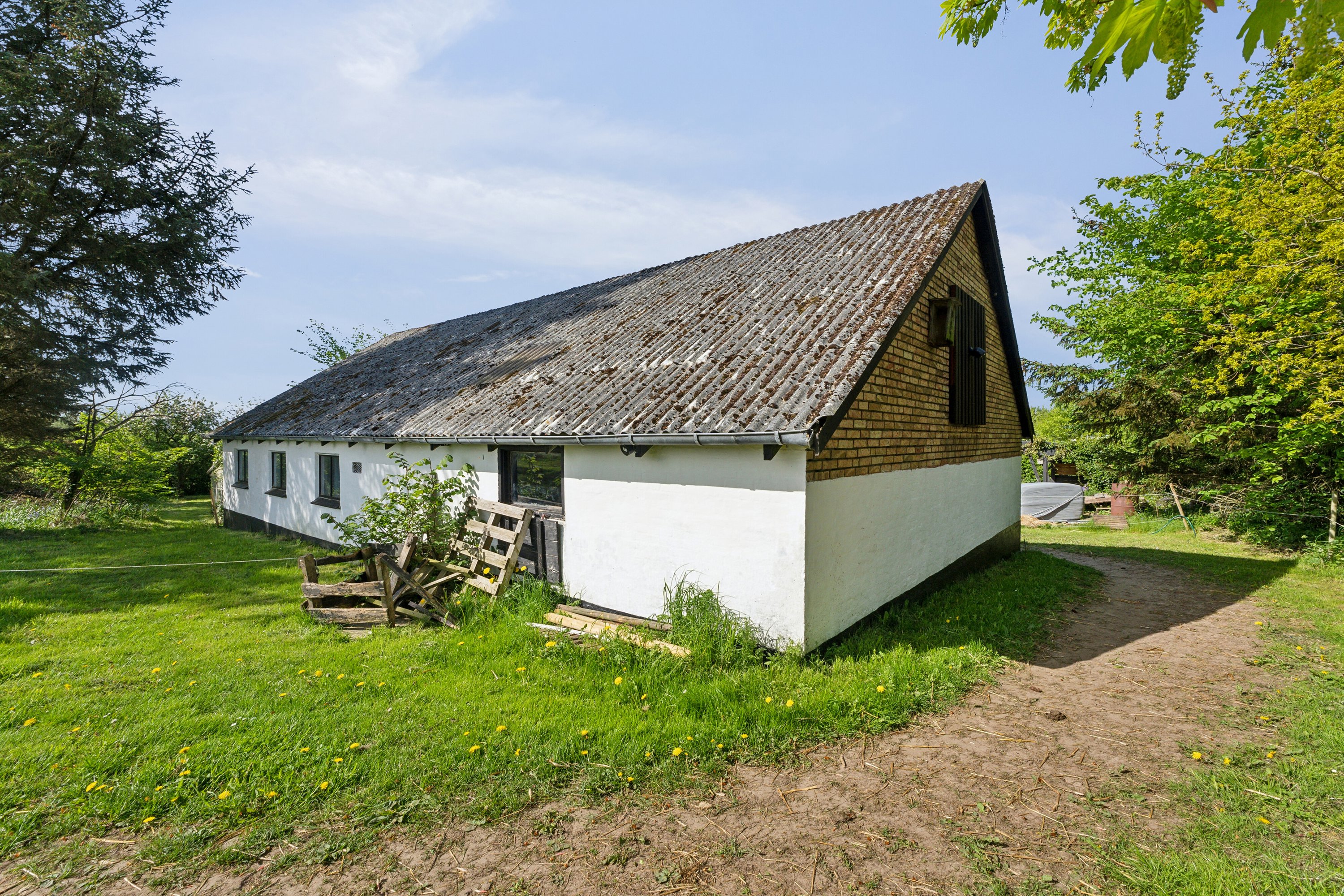 Fremhævet set fra haven billede i fuldskærmstilstand. Billede af Allingdamvej 149, Bjergby, 9800 Hjørring