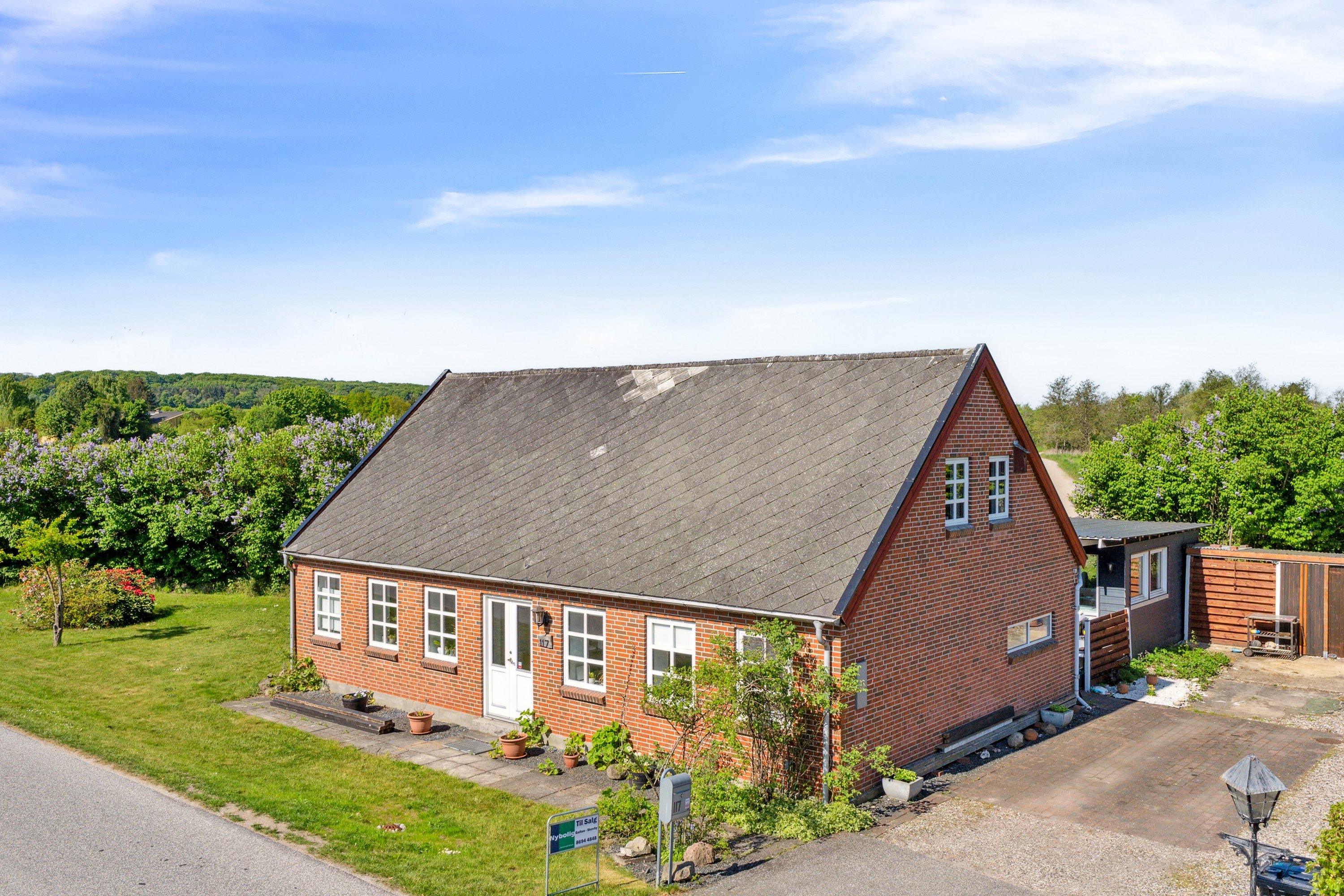 Villa: Set fra vejen på Tåstrupvej 117, 8462 Harlev J