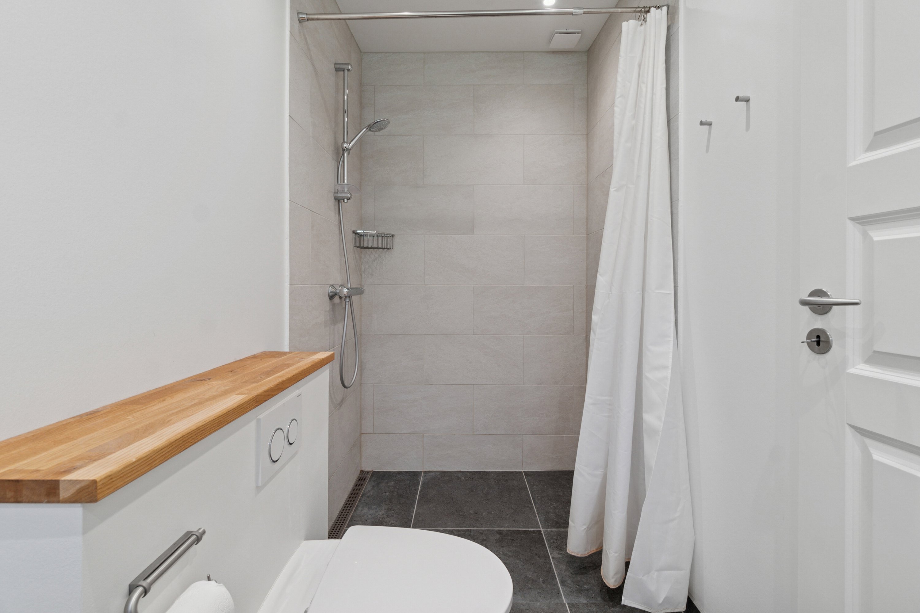 Fremhævet badeværelse billede i fuldskærmstilstand. Billede af Åbrinken 2, Pedersker, 3720 Aakirkeby