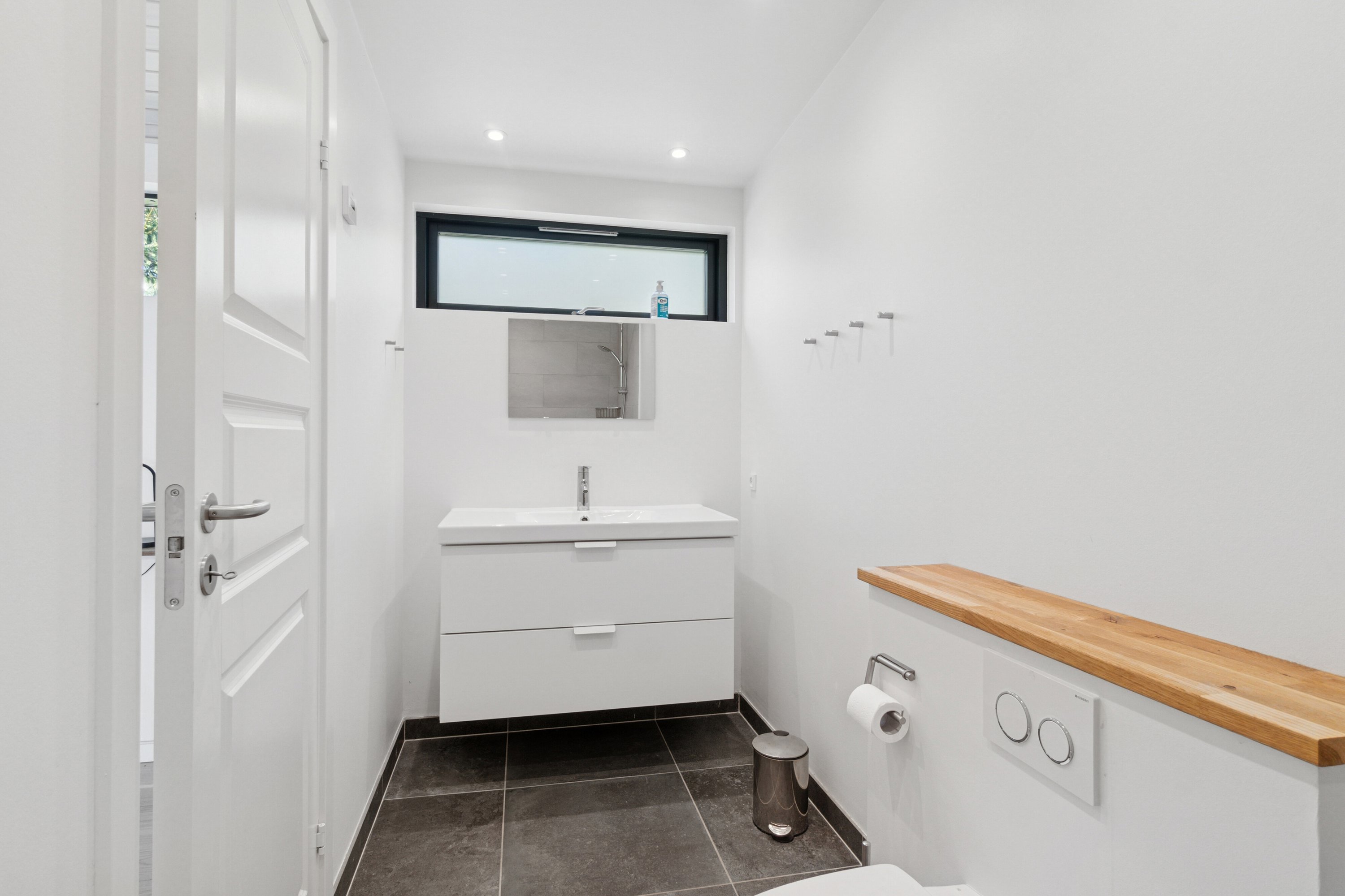 Fremhævet badeværelse billede i fuldskærmstilstand. Billede af Åbrinken 2, Pedersker, 3720 Aakirkeby