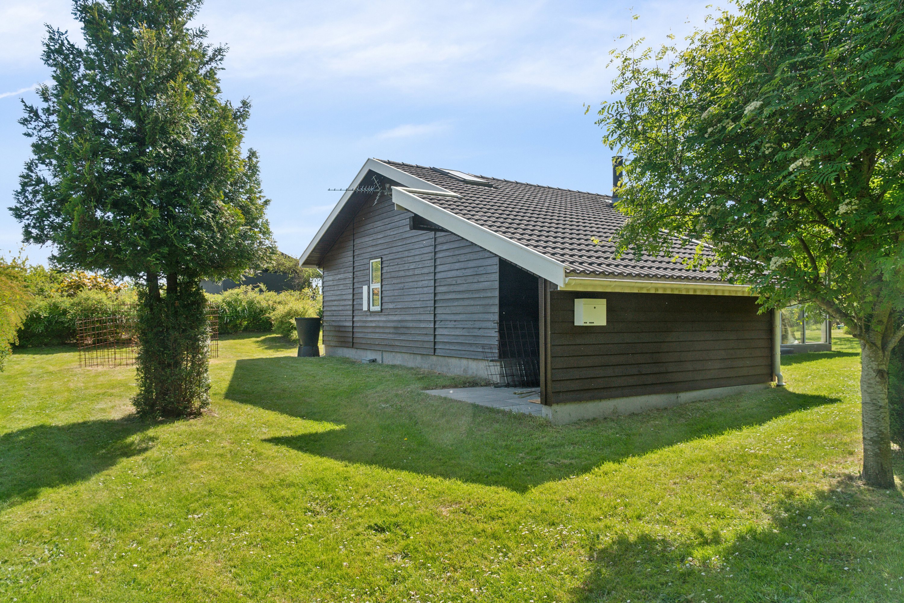 Fremhævet set fra haven billede i fuldskærmstilstand. Billede af Glentevej 1, 4400 Kalundborg