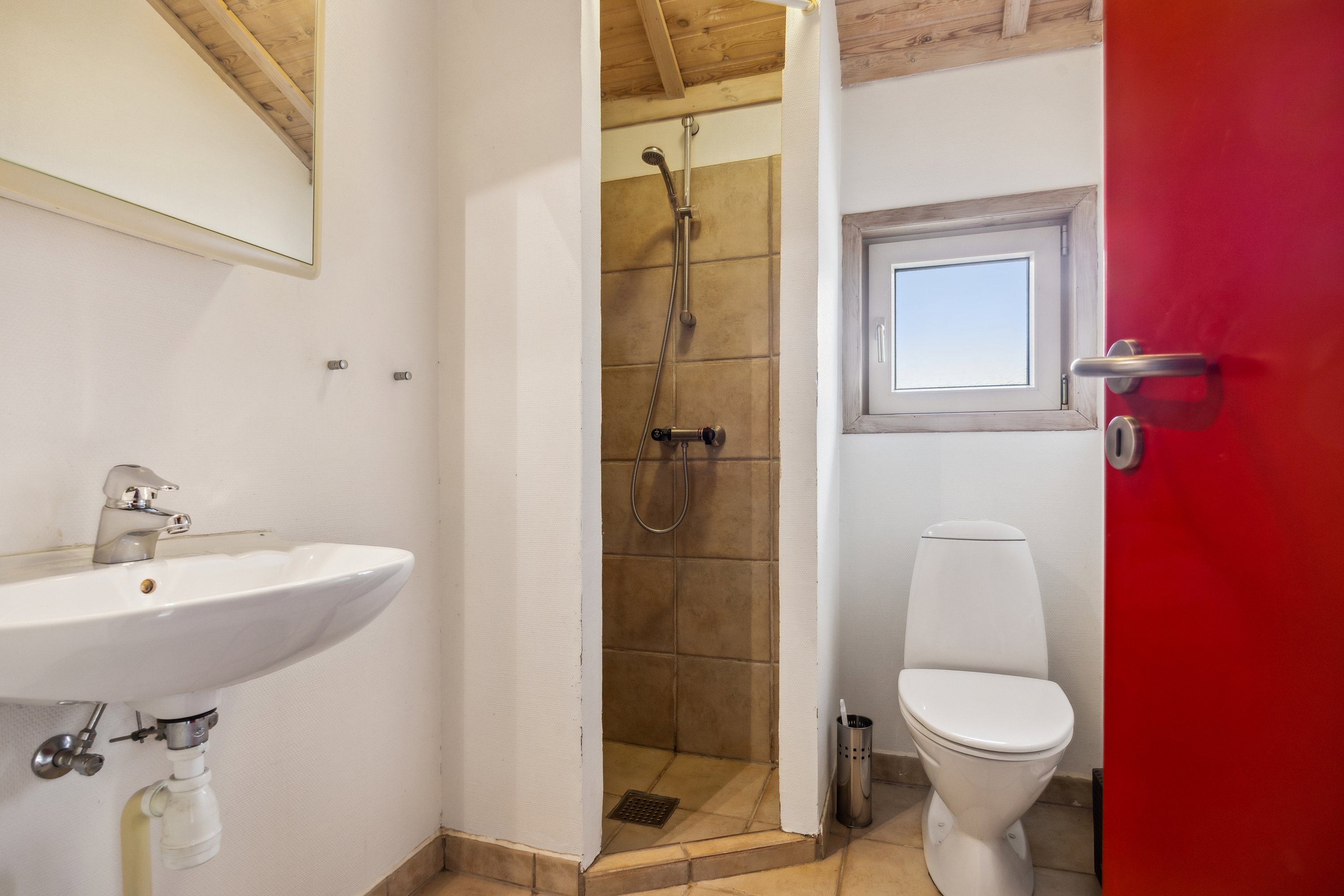 Fremhævet badeværelse billede i fuldskærmstilstand. Billede af Jens Winthers Vej 37, 9370 Hals