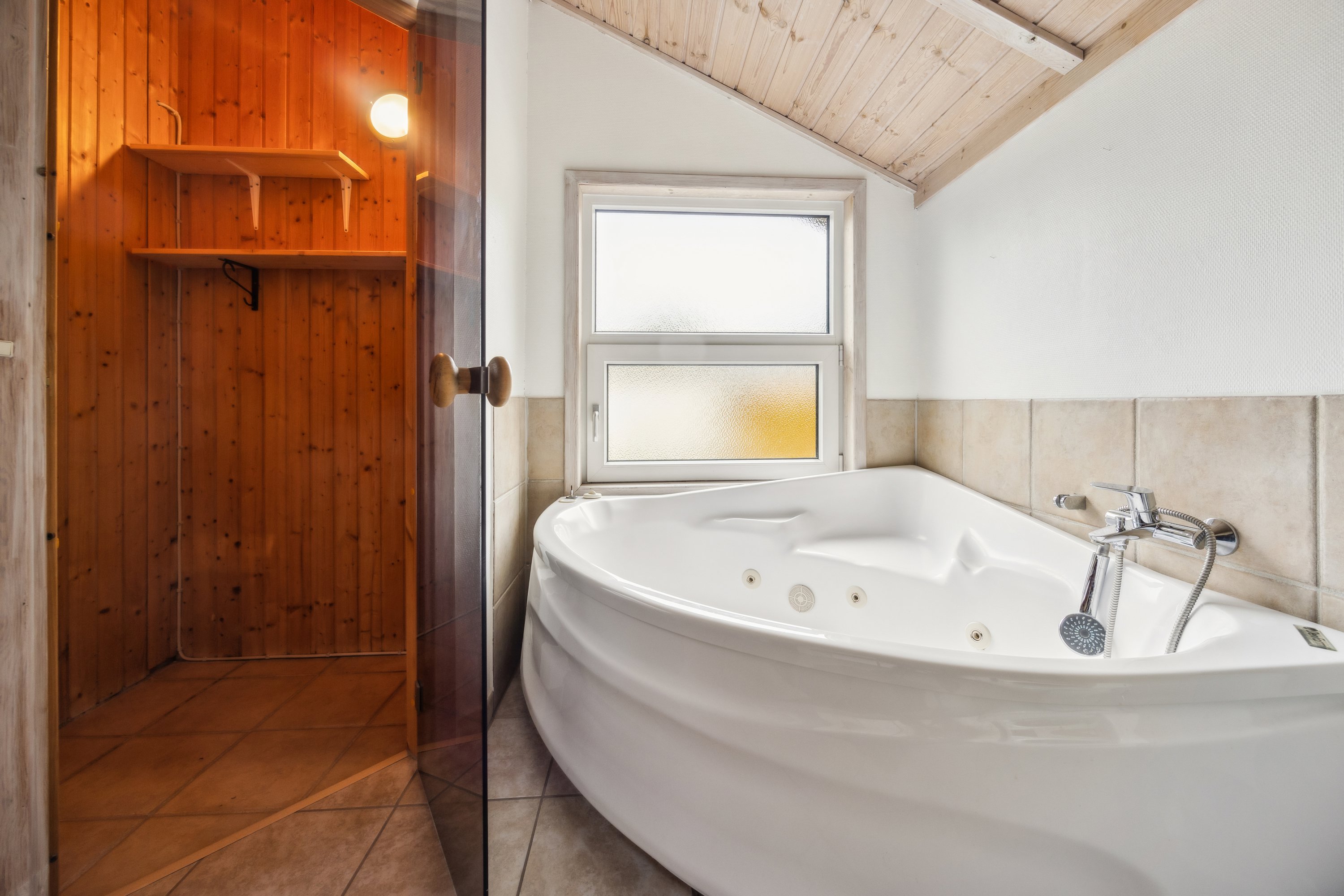 Fremhævet badeværelse billede i fuldskærmstilstand. Billede af Jens Winthers Vej 37, 9370 Hals