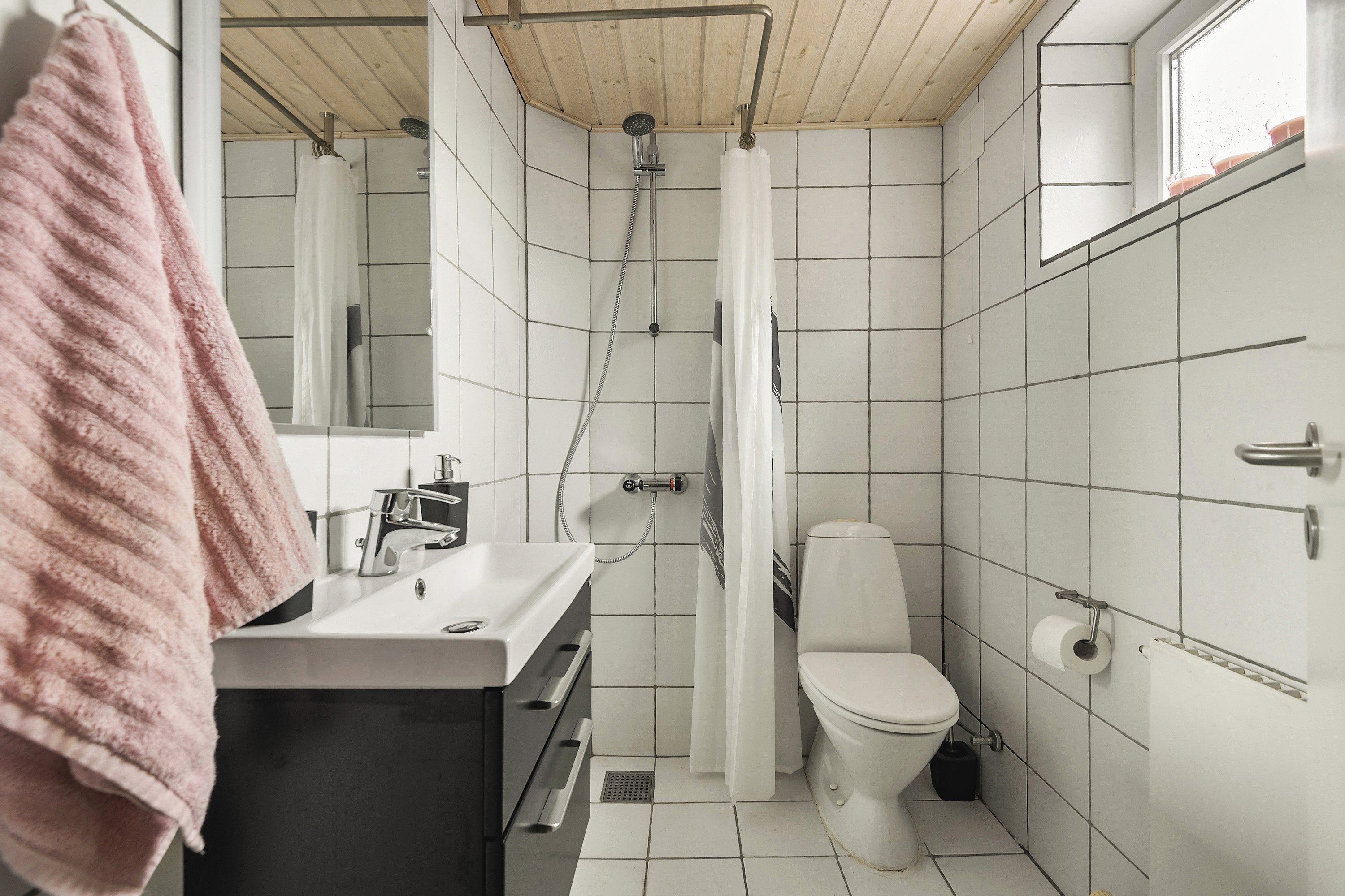 Fremhævet badeværelse billede i fuldskærmstilstand. Billede af Agerlunden 10, Næsbjerg, 6800 Varde