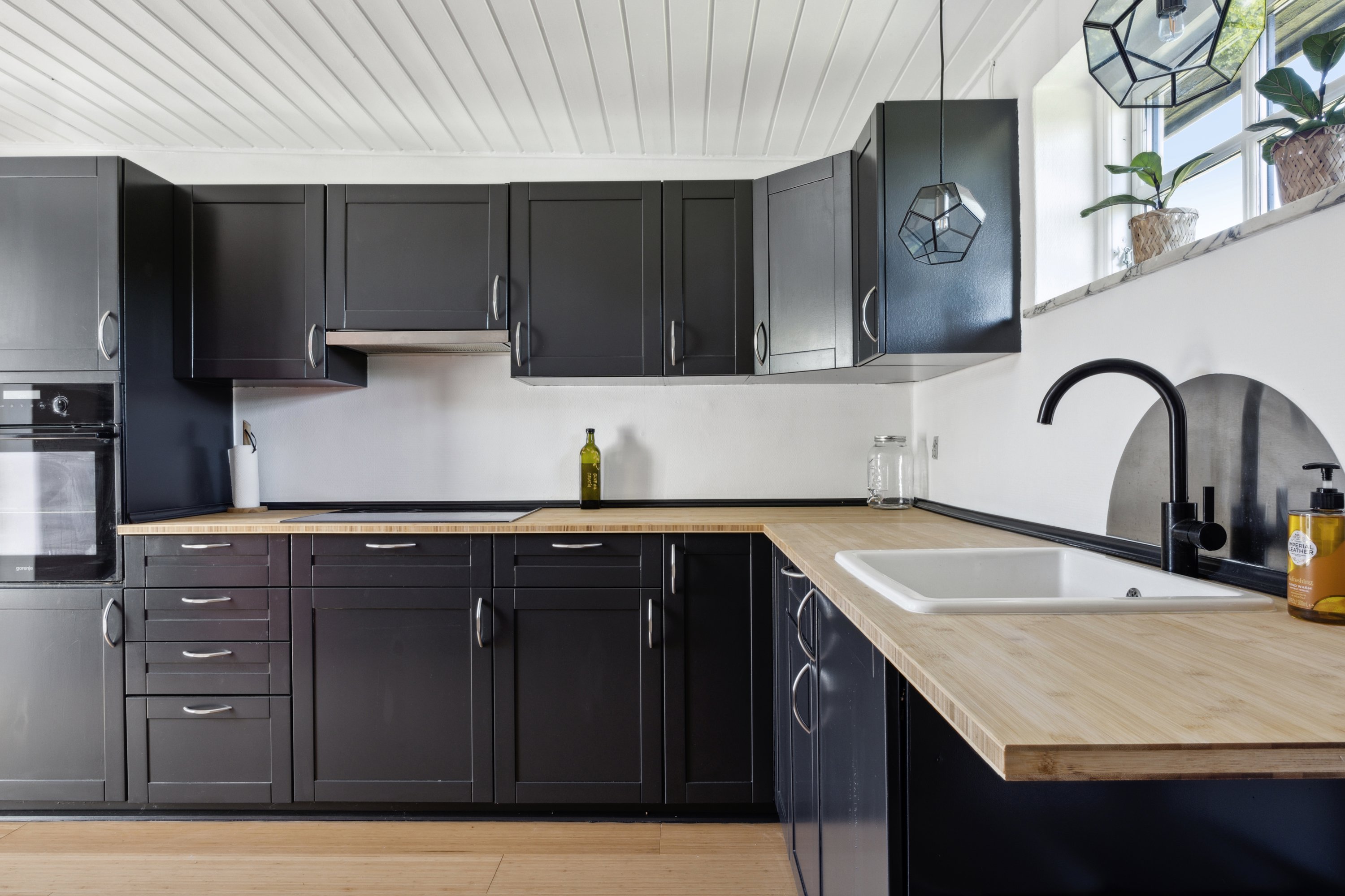 Fremhævet køkken billede i fuldskærmstilstand. Billede af Branddamsvej 2, Valløby, 4600 Køge