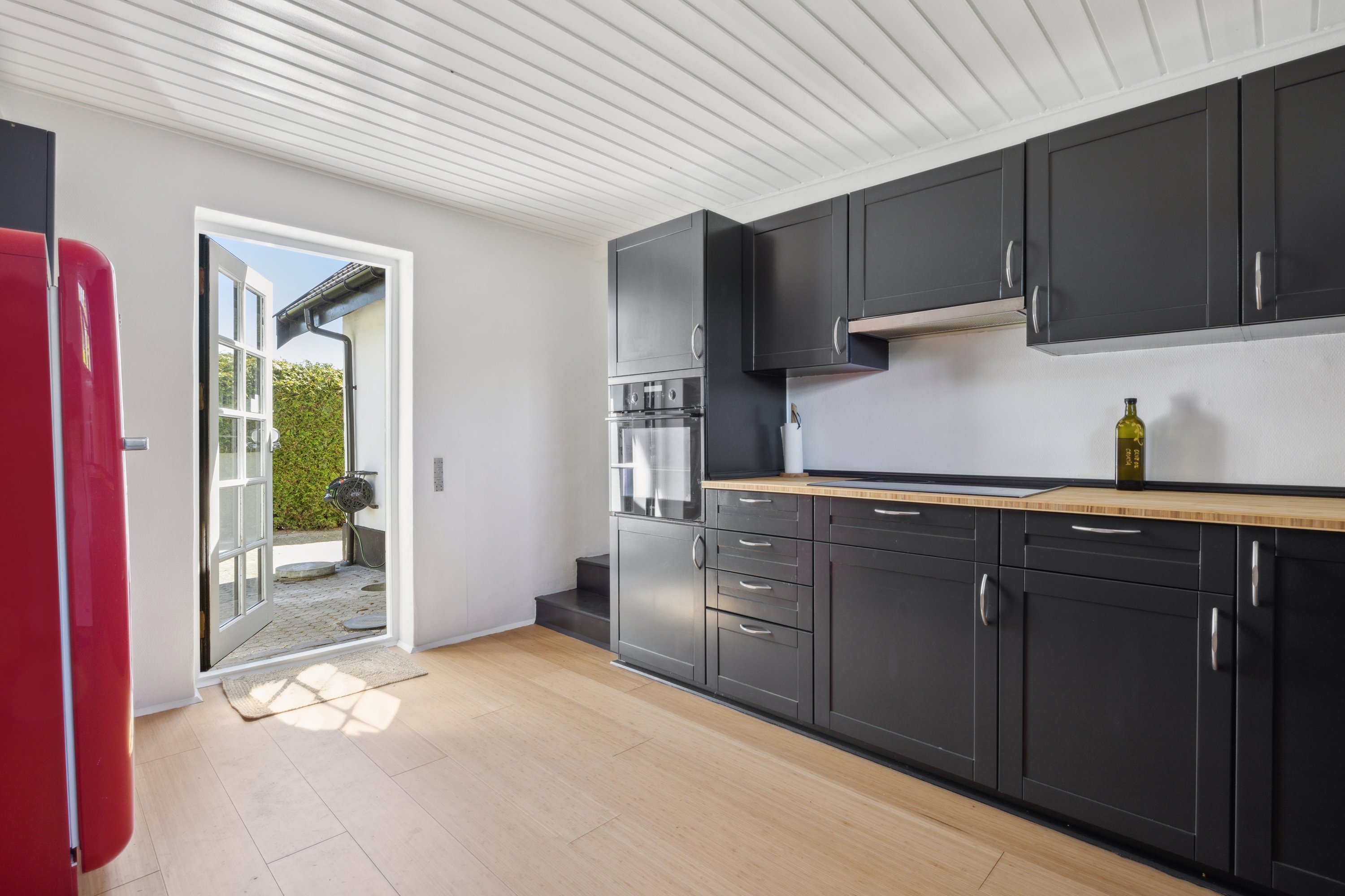 Fremhævet køkken billede i fuldskærmstilstand. Billede af Branddamsvej 2, Valløby, 4600 Køge