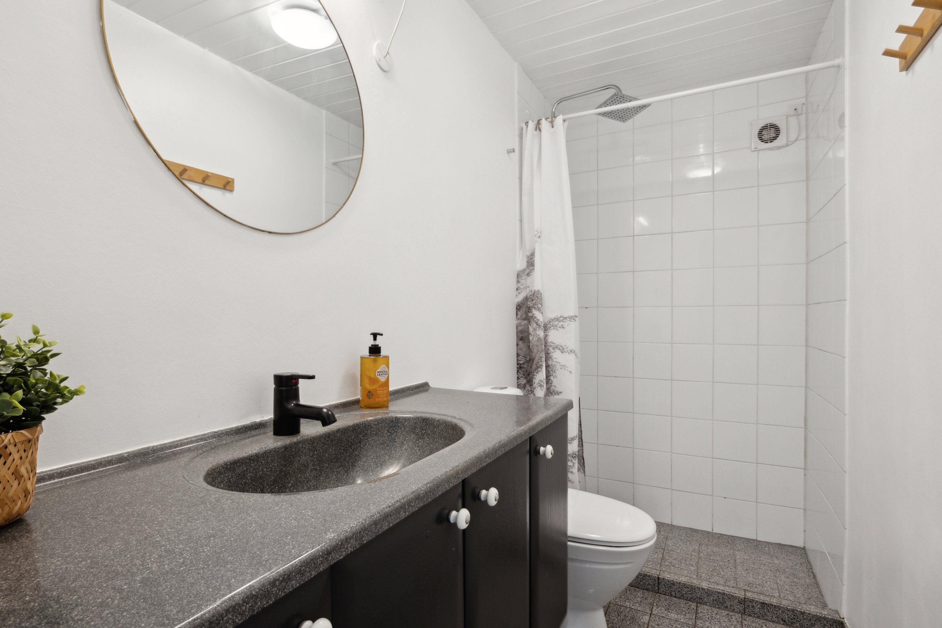 Fremhævet badeværelse billede i fuldskærmstilstand. Billede af Branddamsvej 2, Valløby, 4600 Køge