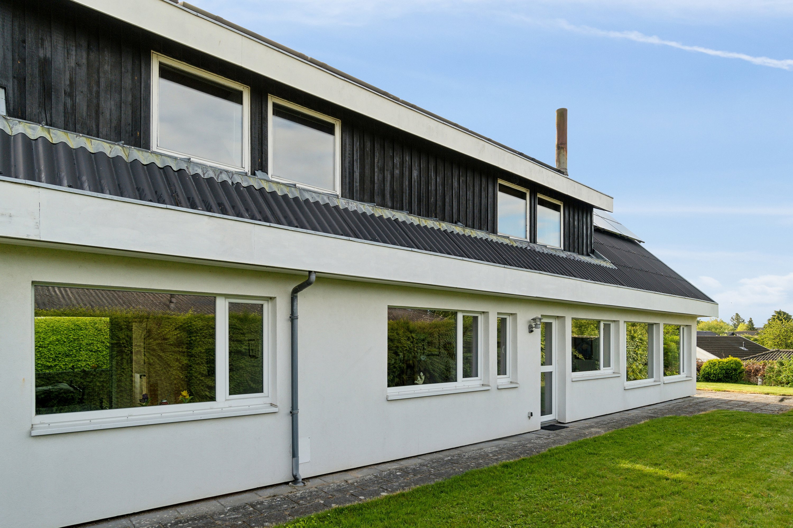 Fremhævet set fra haven billede i fuldskærmstilstand. Billede af Holmevej 5, 4390 Vipperød