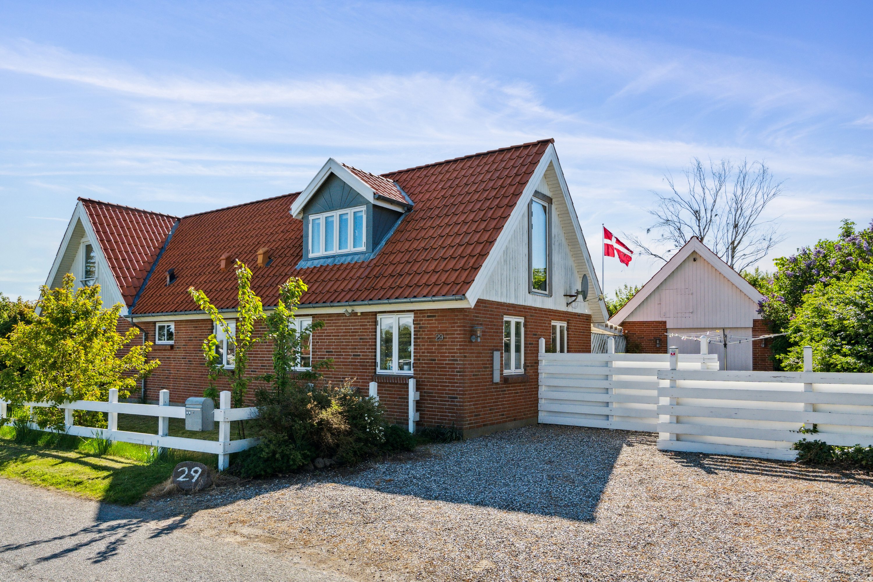 Fremhævet set fra vejen billede i fuldskærmstilstand. Billede af Hovvejen 29, 4772 Langebæk