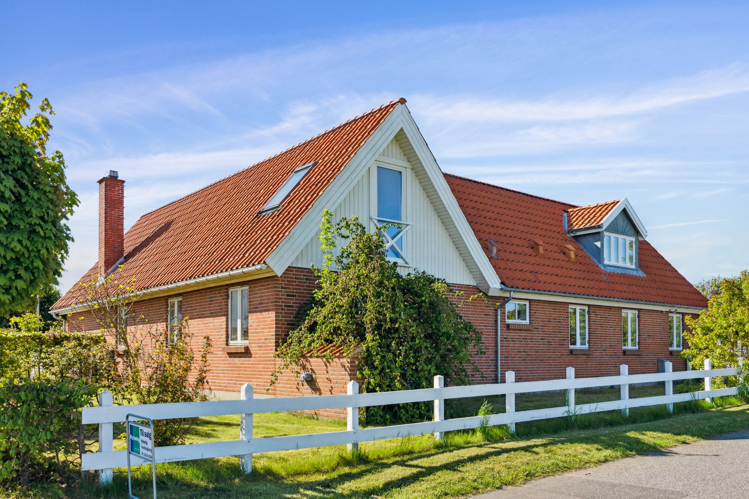 Fremhævet set fra vejen billede i fuldskærmstilstand. Billede af Hovvejen 29, 4772 Langebæk