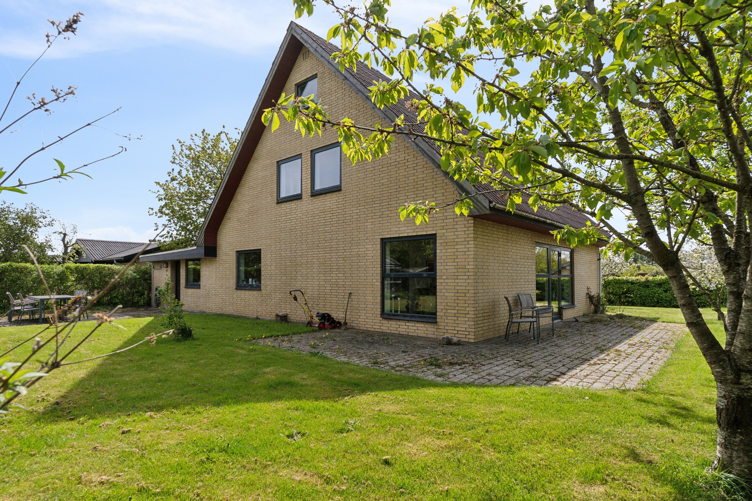 Fremhævet set fra haven billede i fuldskærmstilstand. Billede af Lonesvej 11, 9800 Hjørring