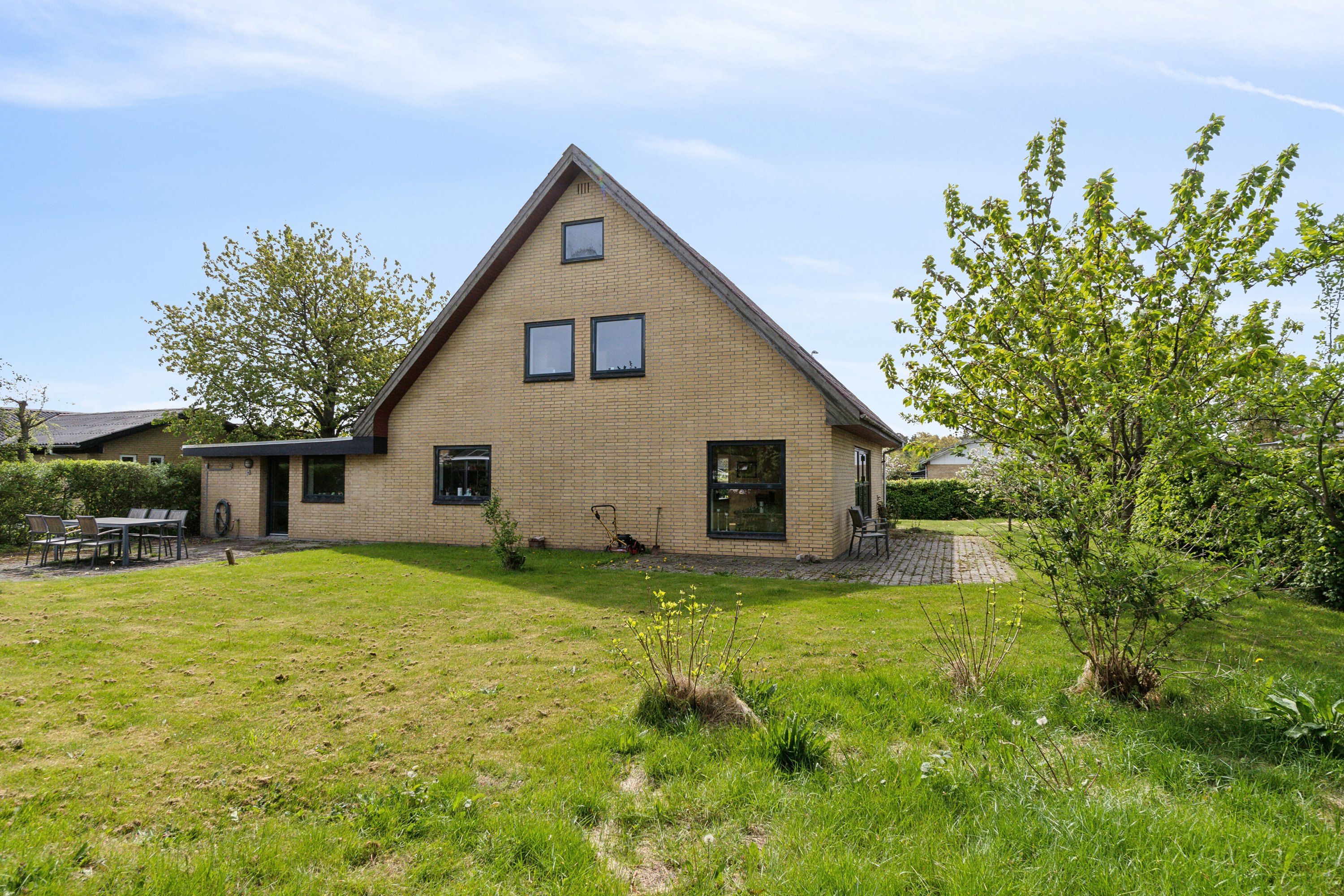 Fremhævet set fra haven billede i fuldskærmstilstand. Billede af Lonesvej 11, 9800 Hjørring