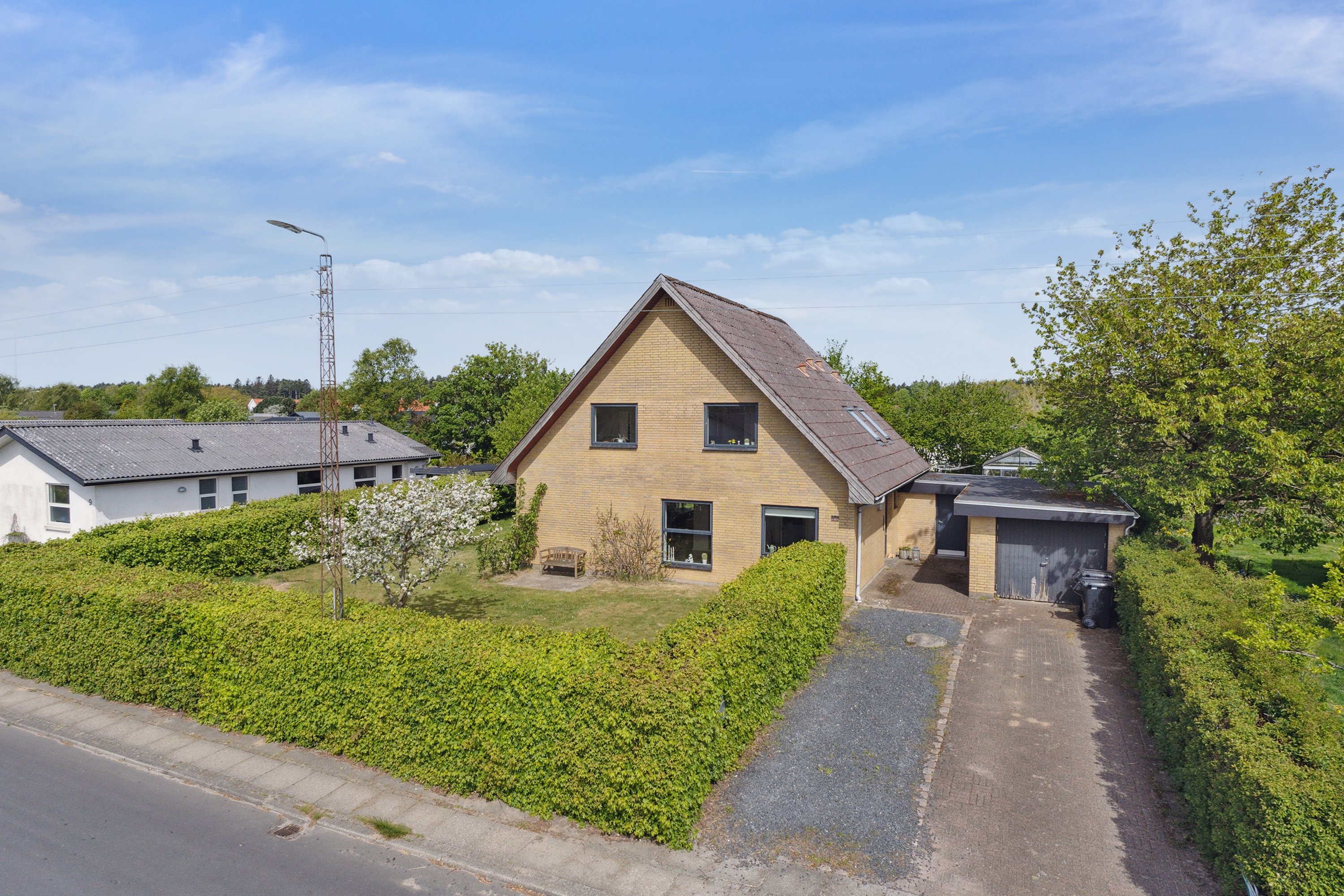 Fremhævet set fra vejen billede i fuldskærmstilstand. Billede af Lonesvej 11, 9800 Hjørring