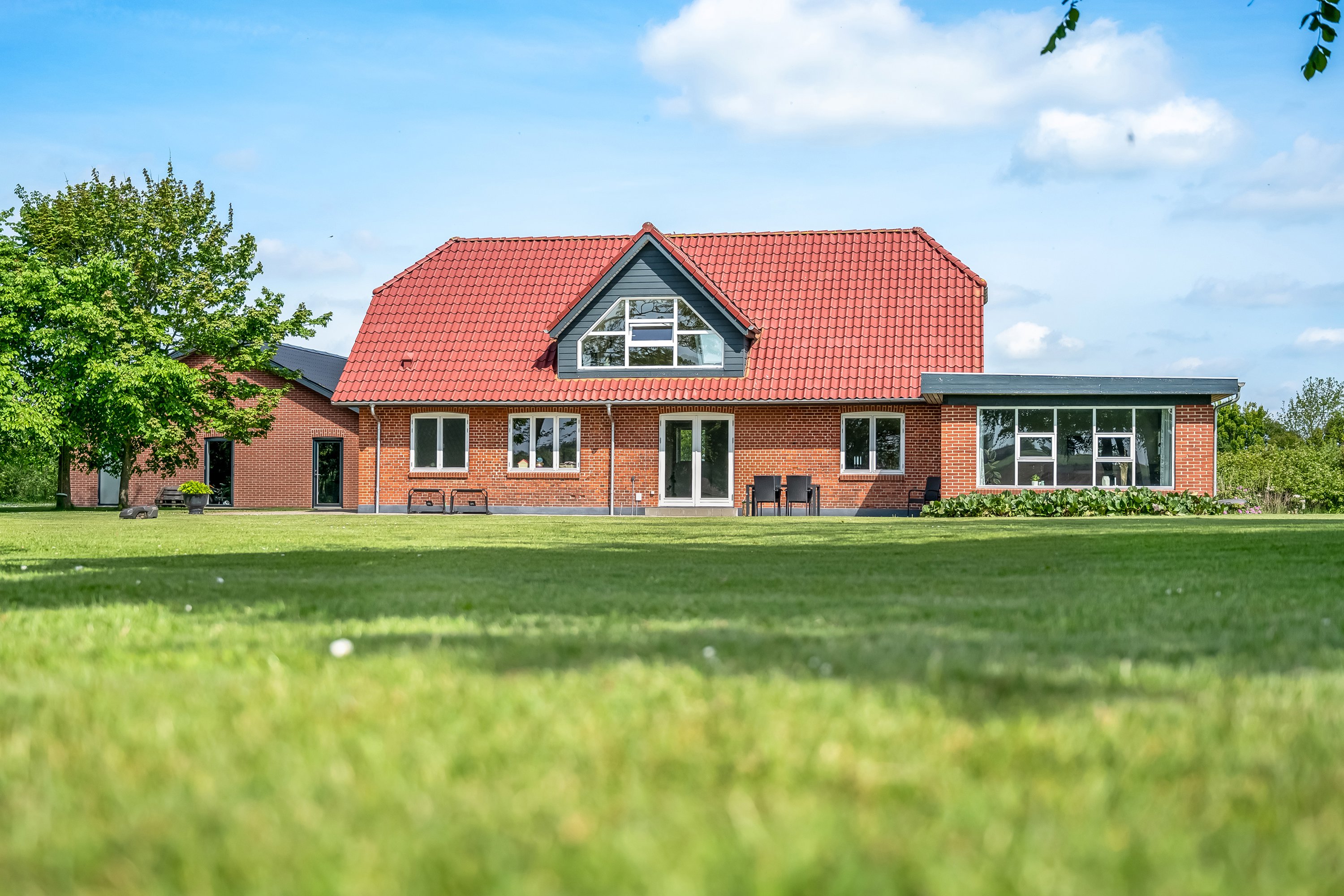 Fremhævet facade billede i fuldskærmstilstand. Billede af Kærhusvej 19, Vanting, 6971 Spjald