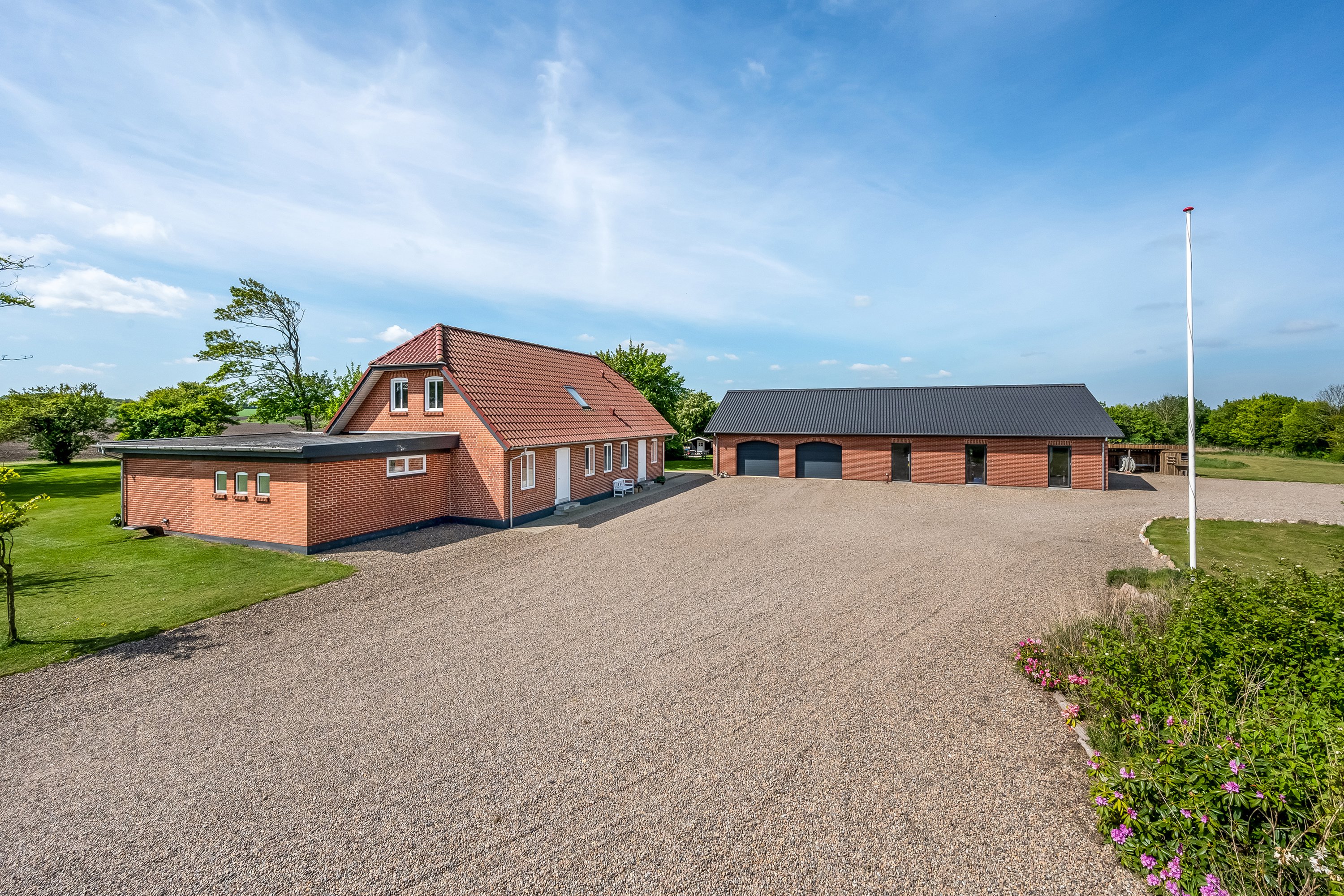 Miniaturebillede 1: facade. Billede af Kærhusvej 19, Vanting, 6971 Spjald