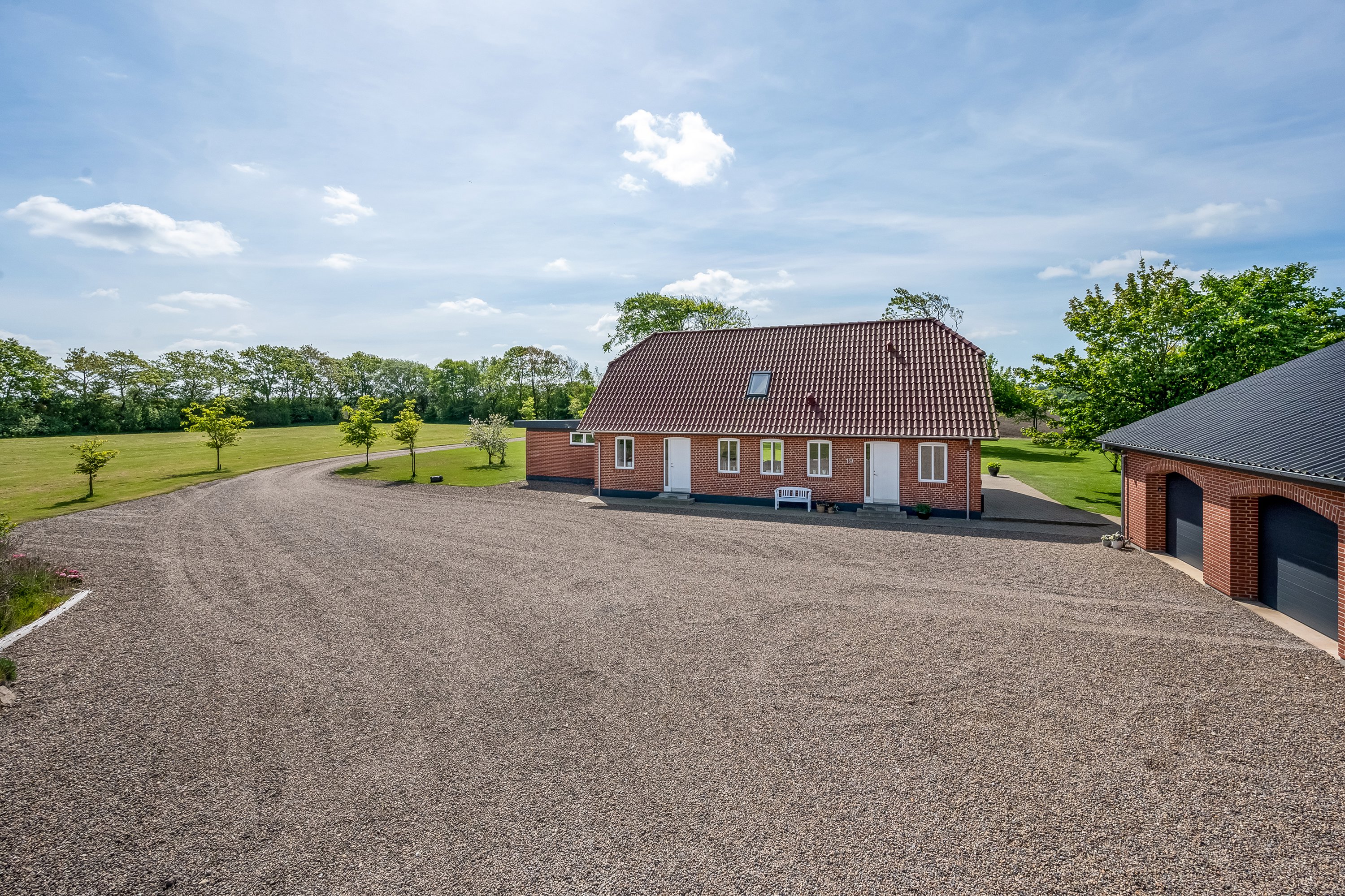 Fremhævet facade billede i fuldskærmstilstand. Billede af Kærhusvej 19, Vanting, 6971 Spjald