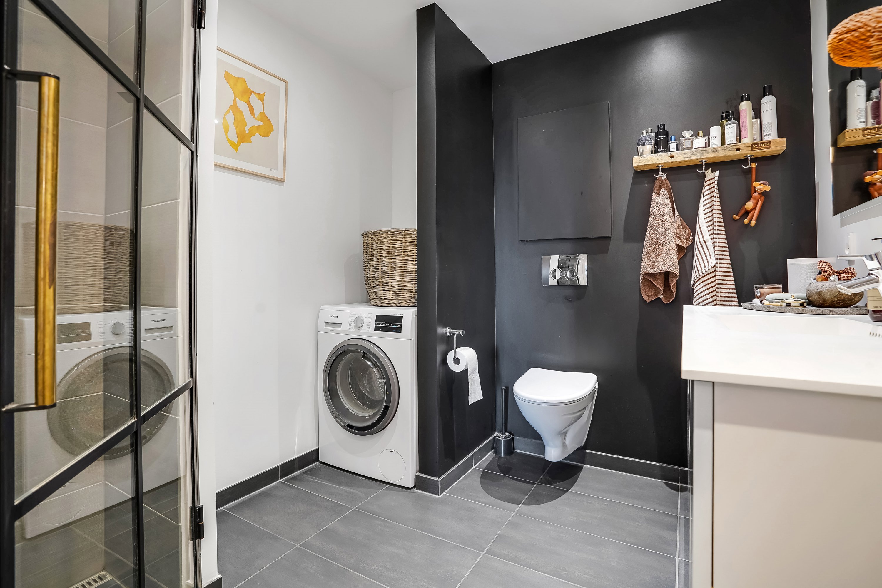 Fremhævet toilet billede i fuldskærmstilstand. Billede af Carl Nielsens Kvarter 39, 2. tv., 5000 Odense C