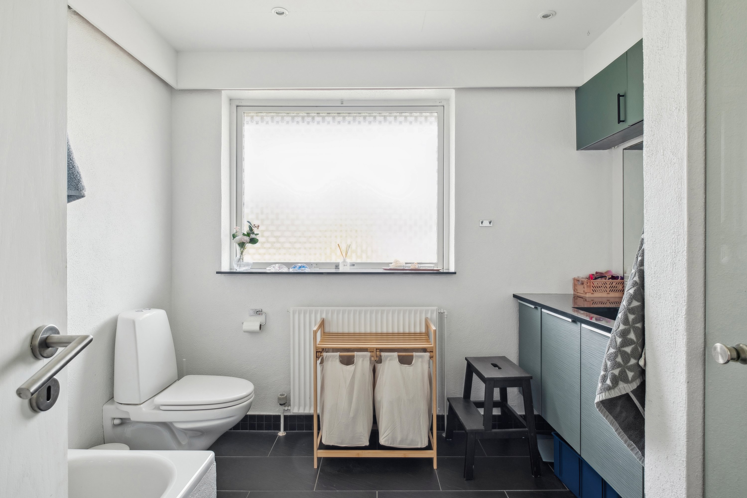 Fremhævet badeværelse billede i fuldskærmstilstand. Billede af Tranumparken 20, 9220 Aalborg Øst