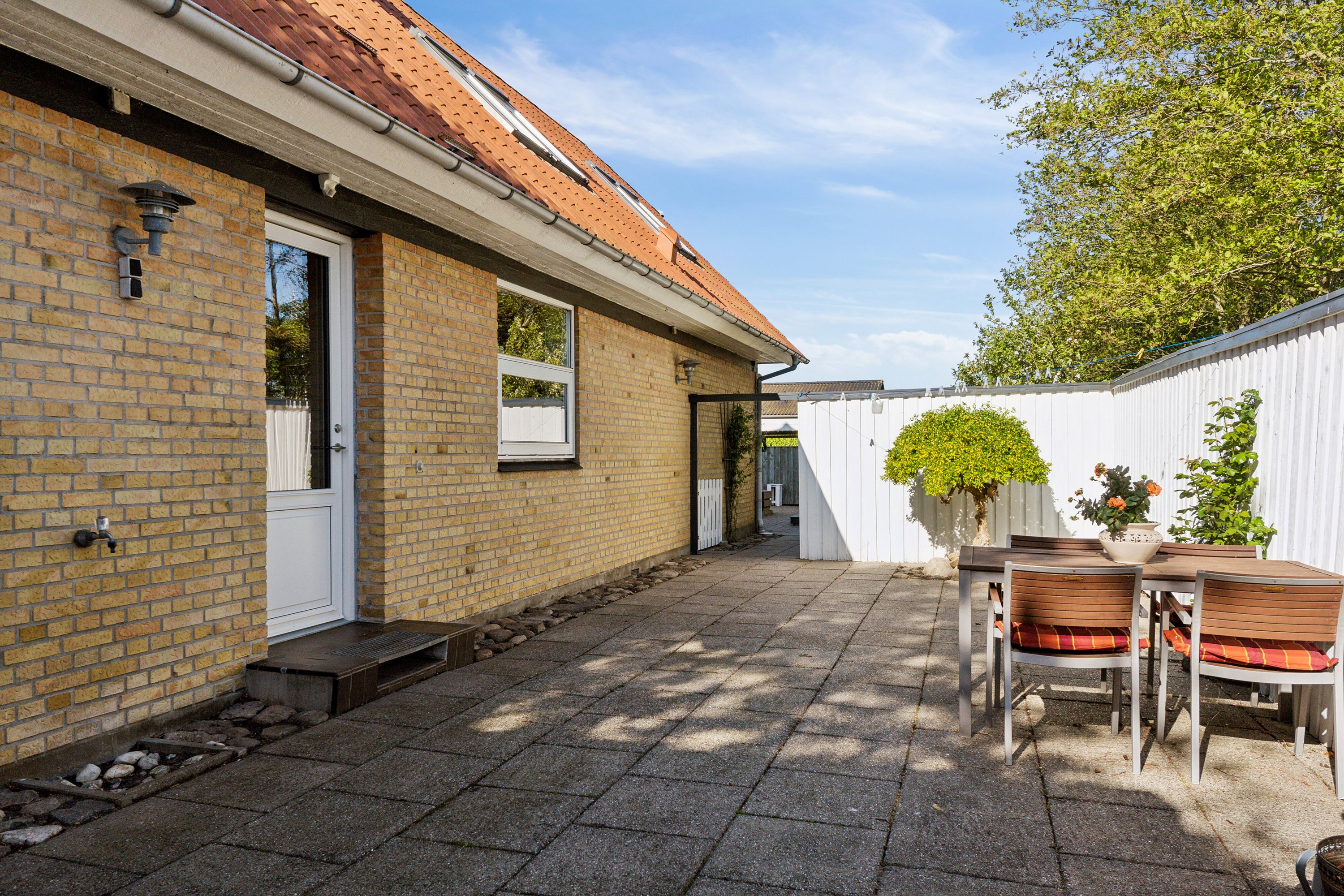 Fremhævet udendørs billede i fuldskærmstilstand. Billede af Vænget 11, Lørslev, 9800 Hjørring