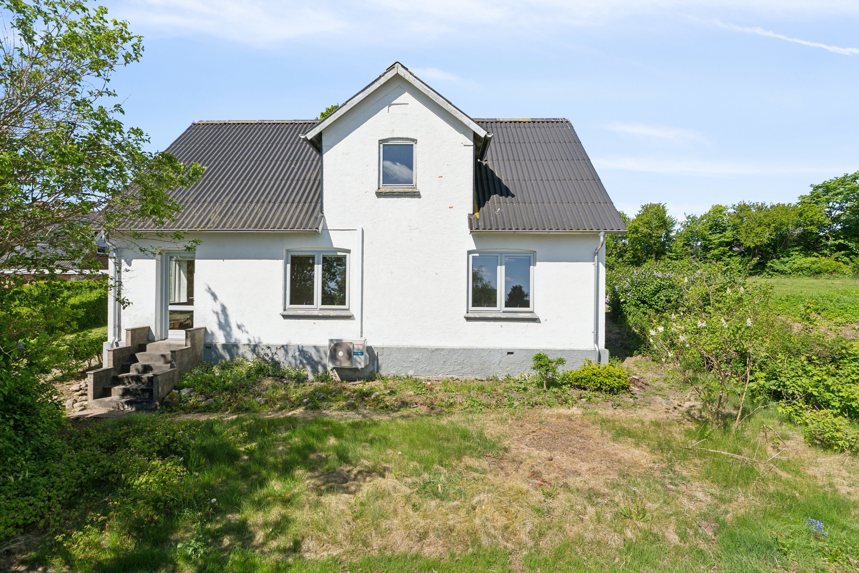 Fremhævet set fra haven billede i fuldskærmstilstand. Billede af Ahornvej 6, Salten, 8653 Them