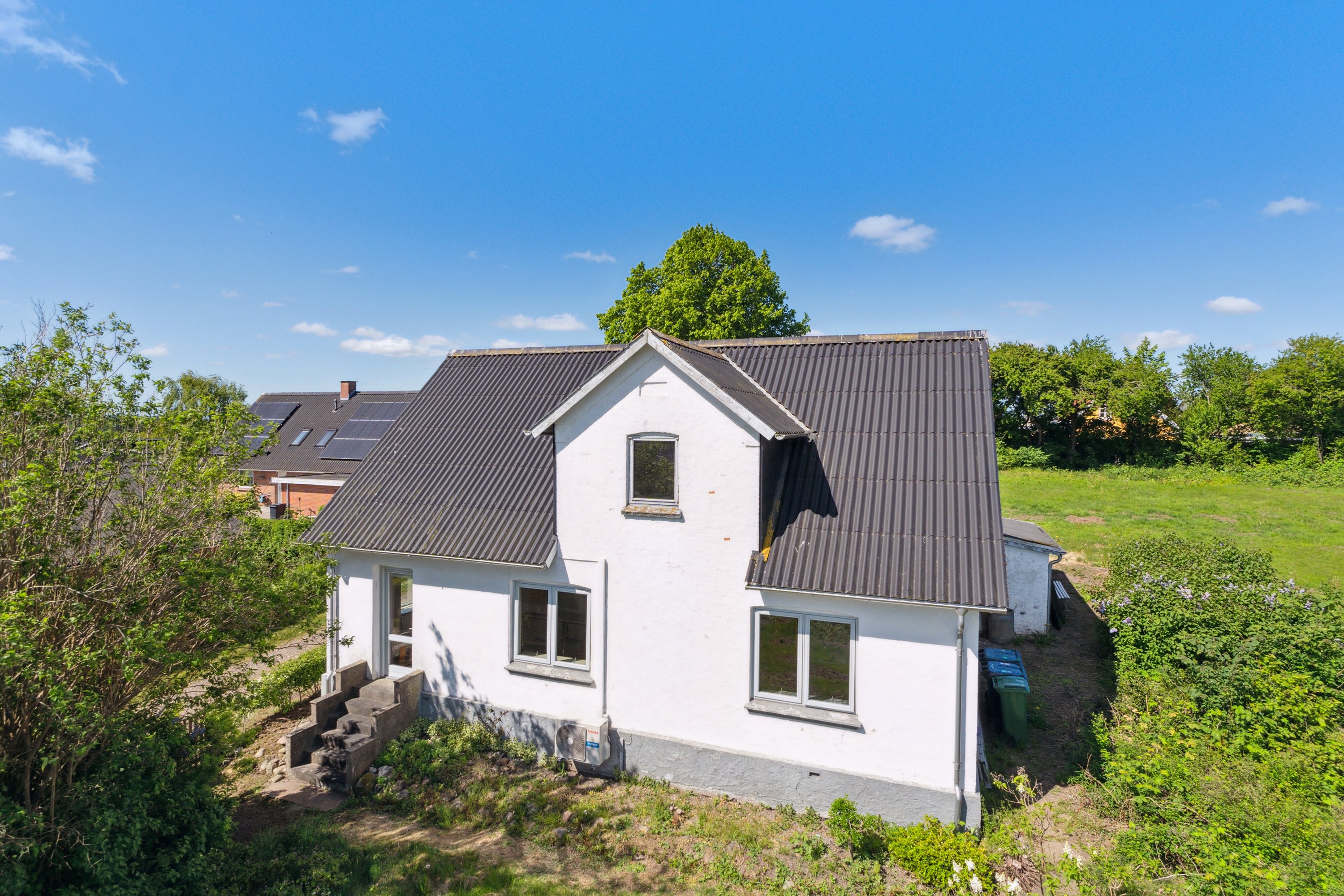 Fremhævet set fra haven billede i fuldskærmstilstand. Billede af Ahornvej 6, Salten, 8653 Them