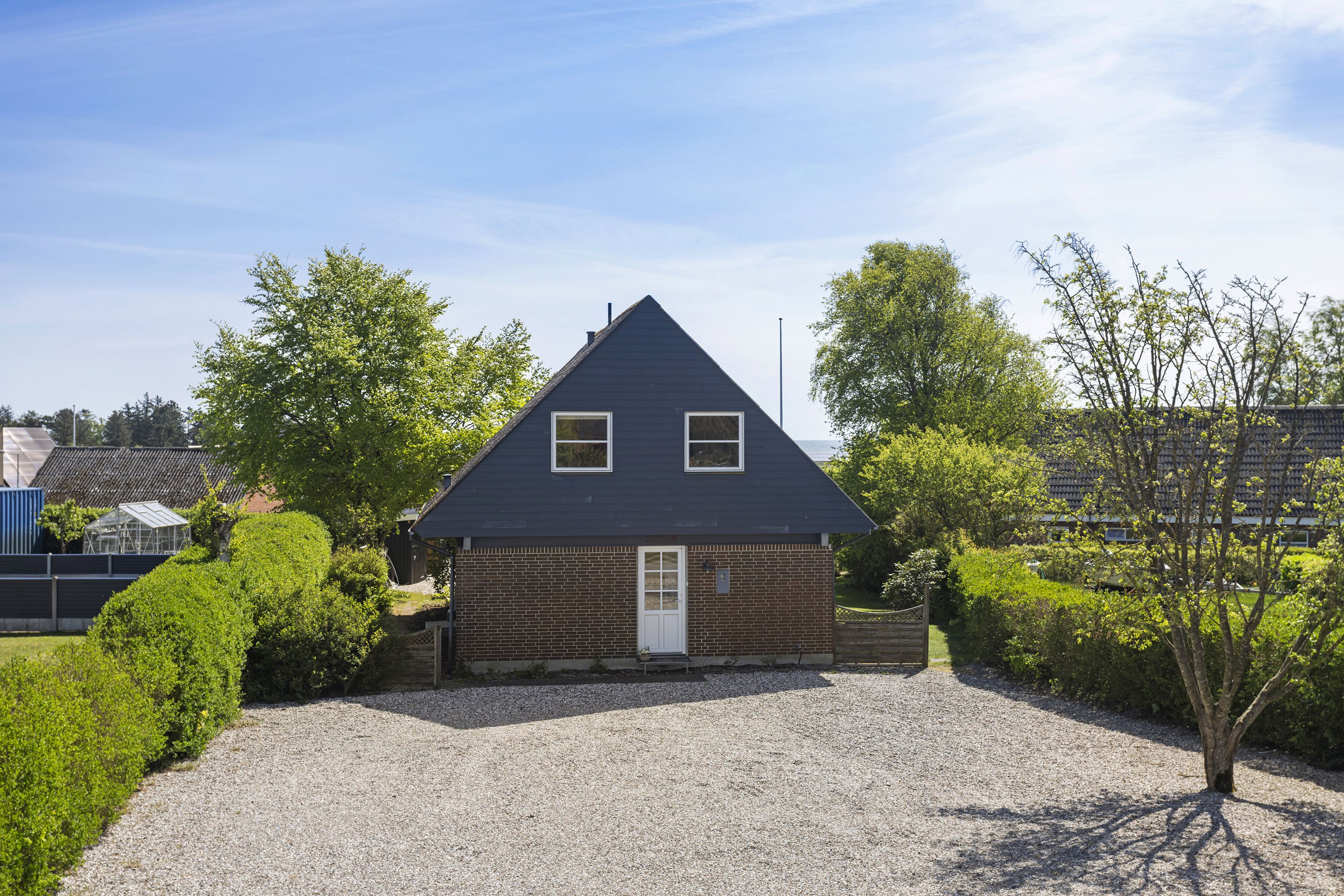 Miniaturebillede 2: facade. Billede af Østkystvejen 309A, Voerså, 9300 Sæby