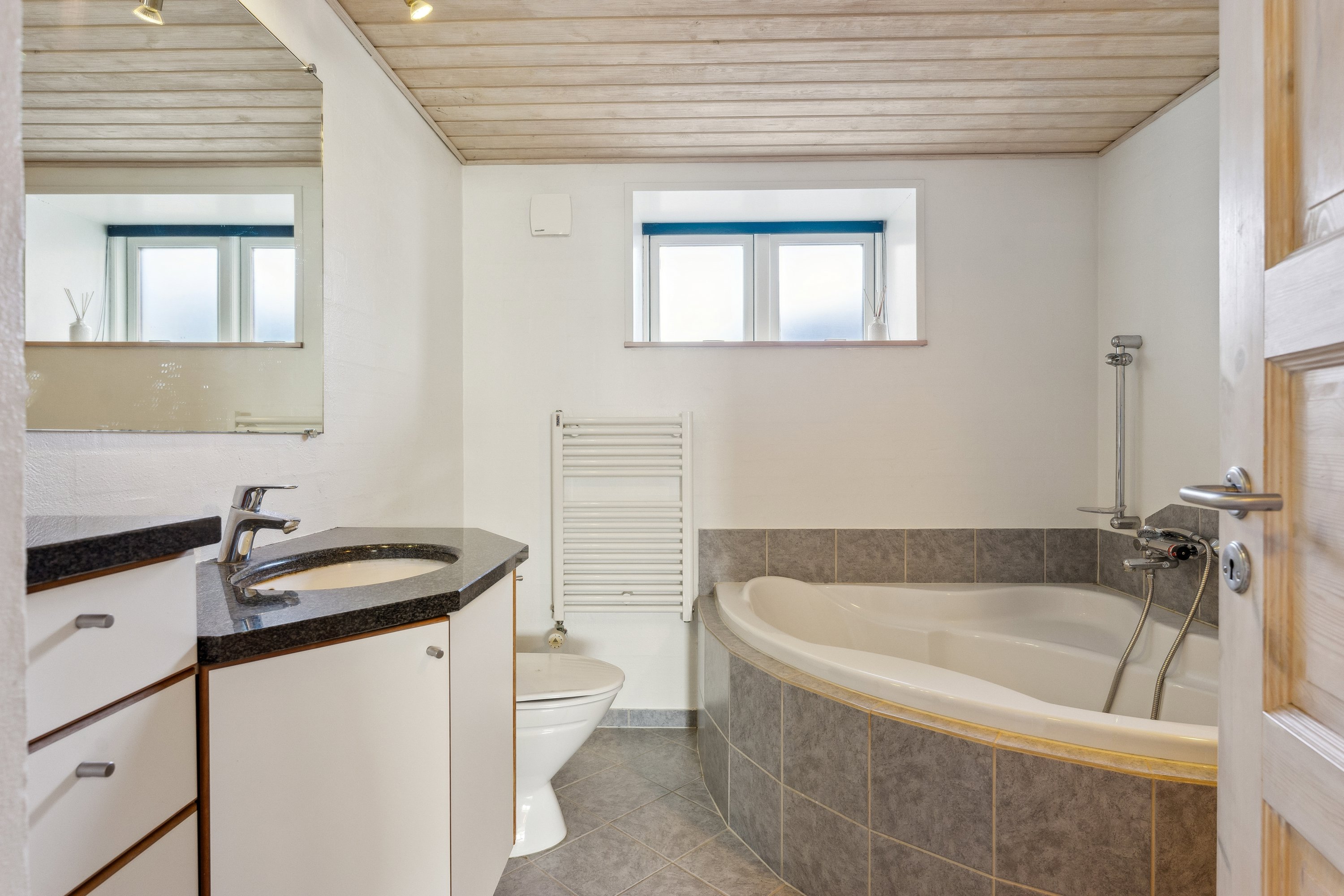 Fremhævet badeværelse billede i fuldskærmstilstand. Billede af Mosevej 2, 8850 Bjerringbro