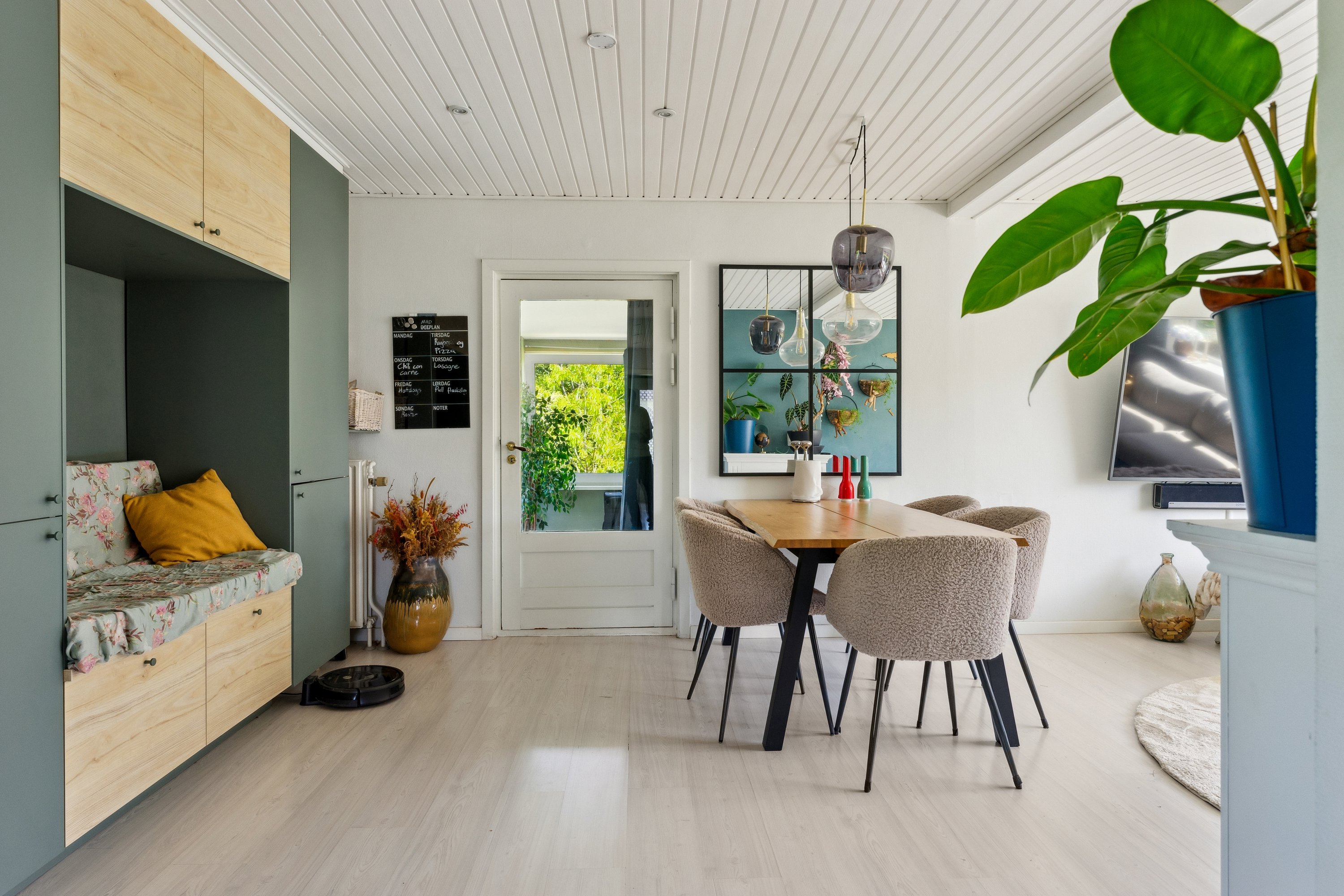 Fremhævet stue billede i fuldskærmstilstand. Billede af Kirkevænget 8, 8860 Ulstrup