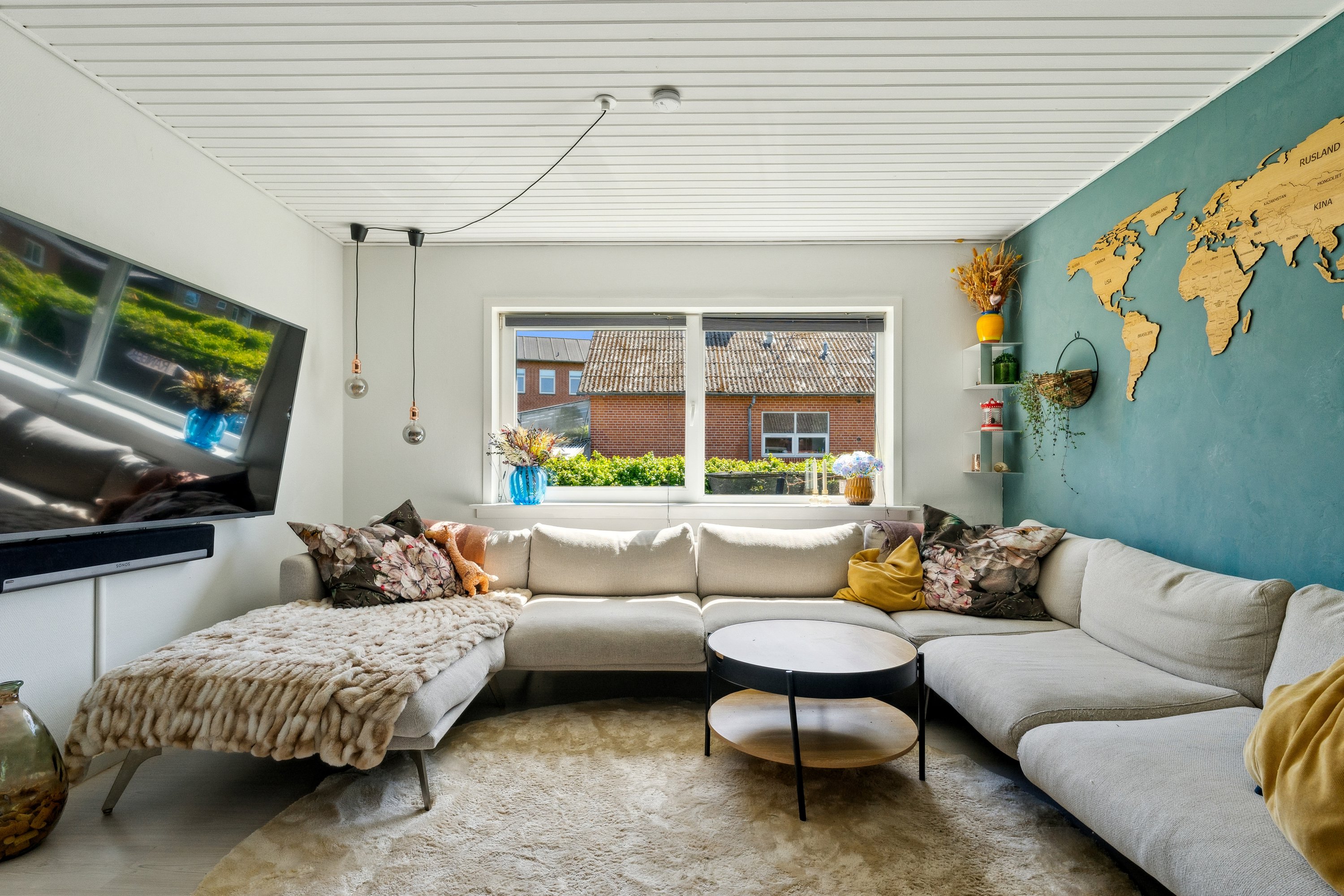 Fremhævet stue billede i fuldskærmstilstand. Billede af Kirkevænget 8, 8860 Ulstrup