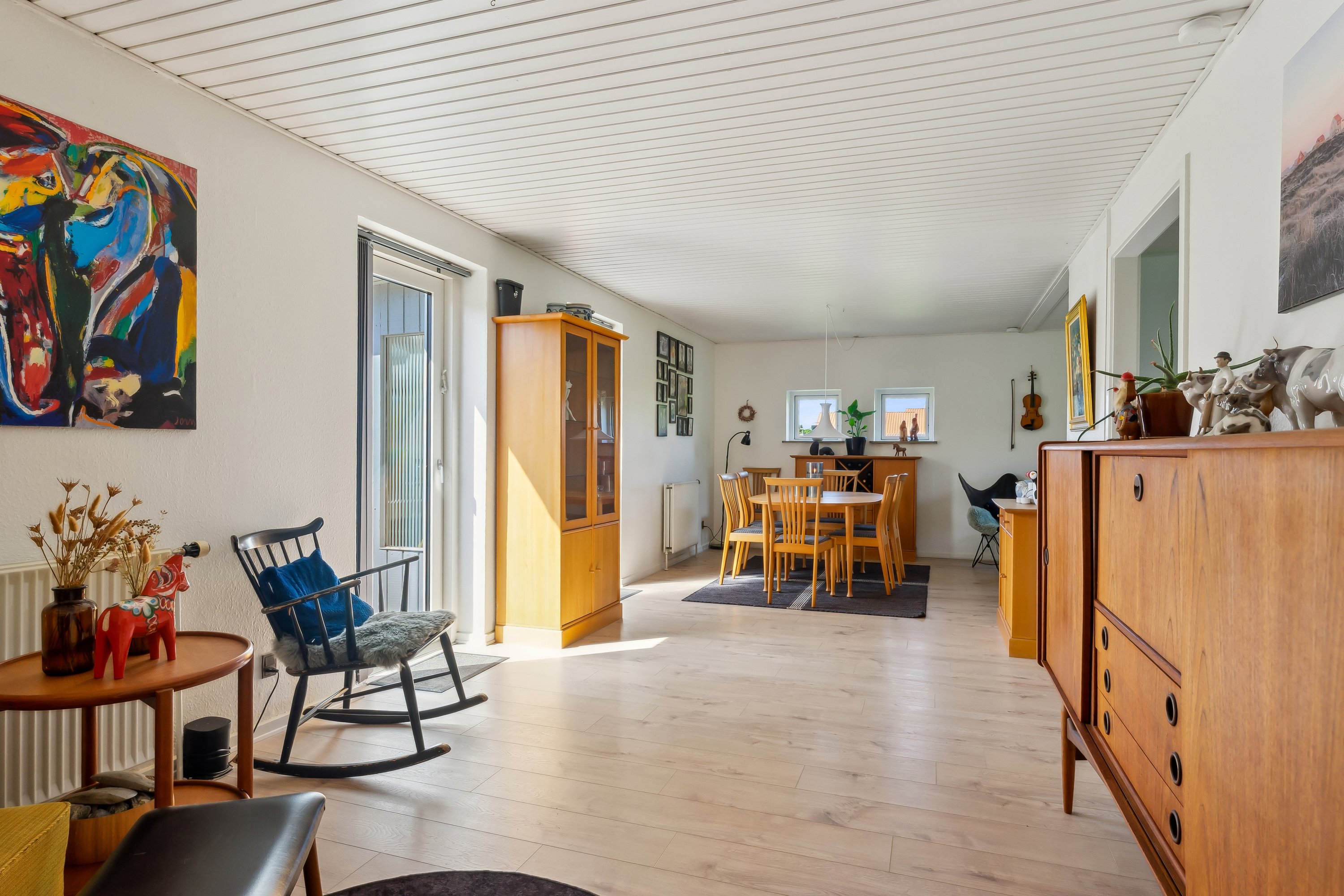 Fremhævet stue billede i fuldskærmstilstand. Billede af Østervænget 56, 8840 Rødkærsbro