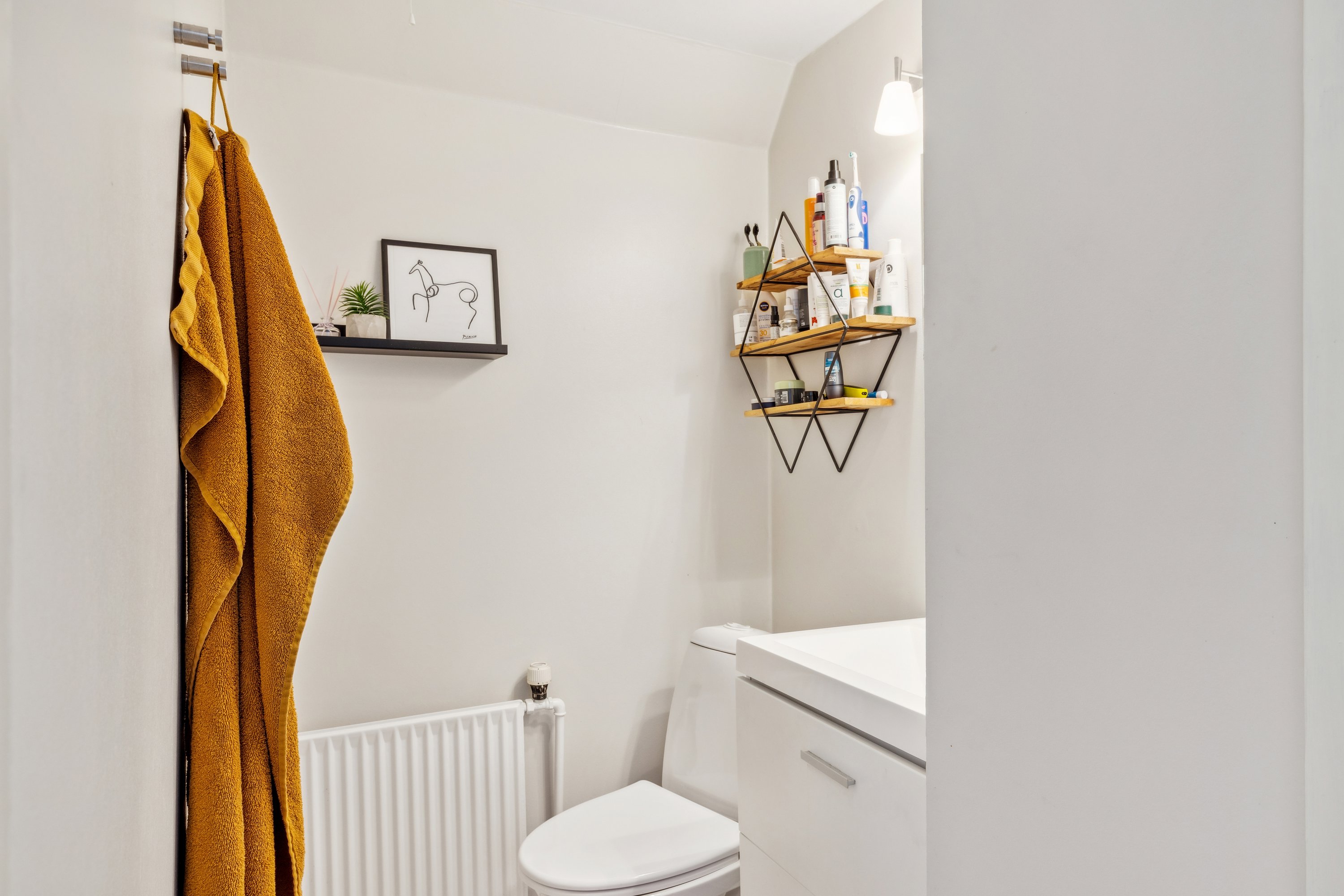 Fremhævet badeværelse billede i fuldskærmstilstand. Billede af Ramskovvej 3, 8500 Grenaa