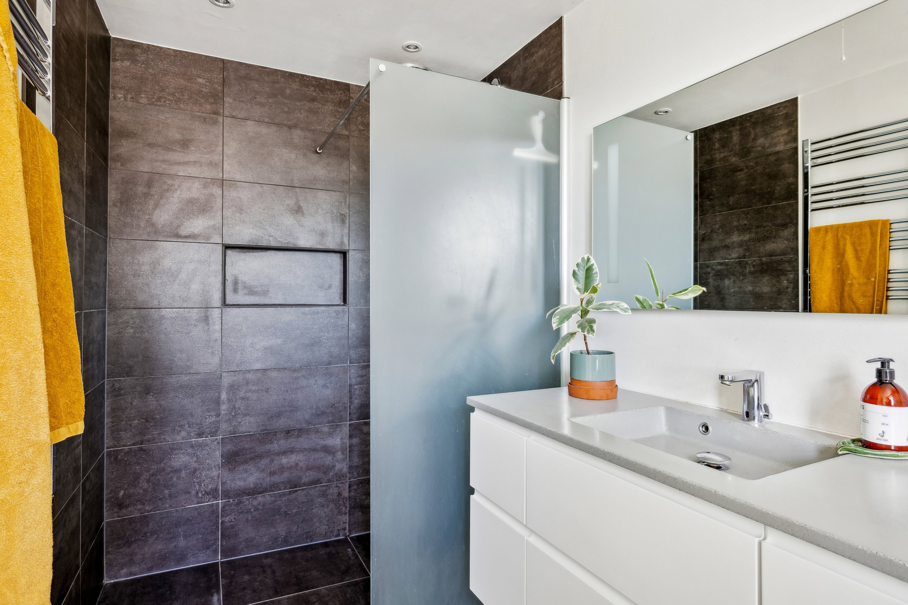 Fremhævet badeværelse billede i fuldskærmstilstand. Billede af Ramskovvej 3, 8500 Grenaa