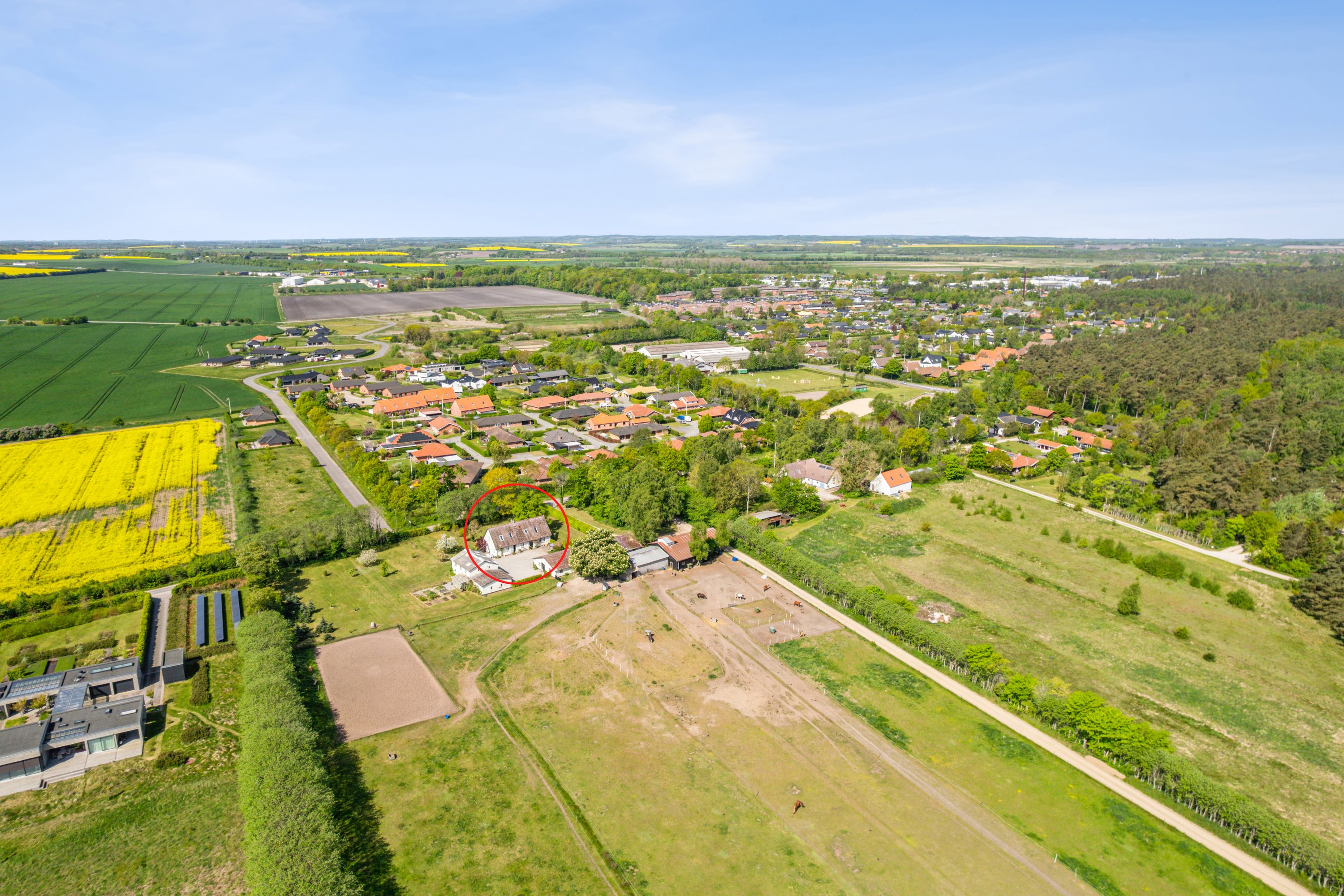 Fremhævet luftfoto billede i fuldskærmstilstand. Billede af Ramskovvej 3, 8500 Grenaa