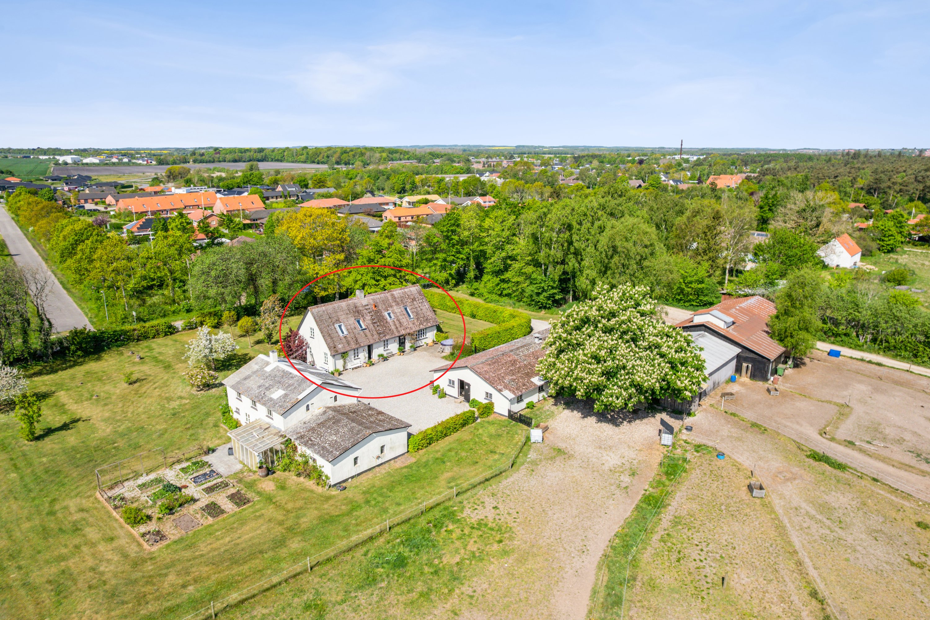 Fremhævet luftfoto billede i fuldskærmstilstand. Billede af Ramskovvej 3, 8500 Grenaa