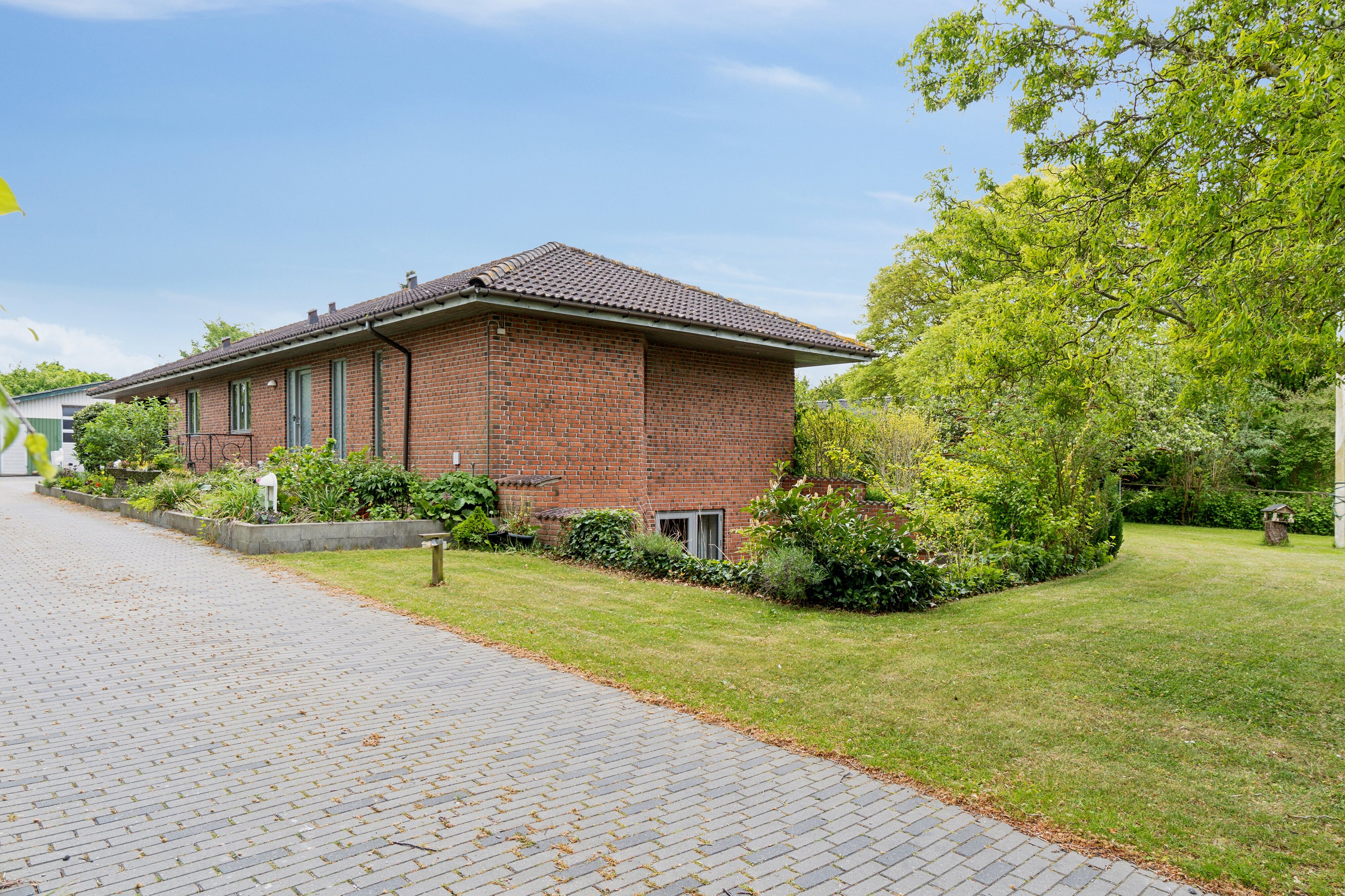 Fremhævet set fra vejen billede i fuldskærmstilstand. Billede af Arresødalvej 11C, Vinderød, 3300 Frederiksværk