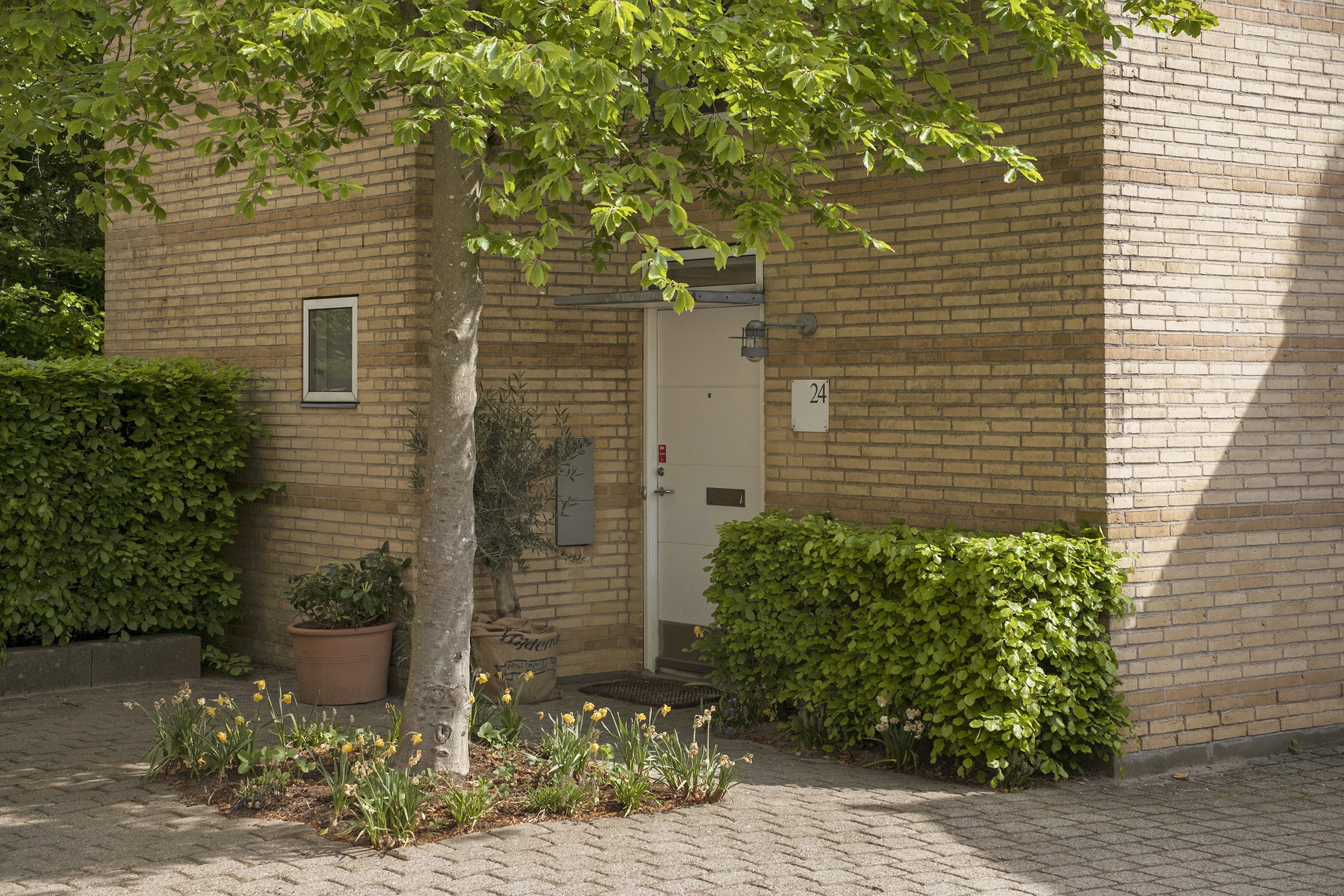 Fremhævet entré billede i fuldskærmstilstand. Billede af Dalsgaardsvej 24, 2930 Klampenborg