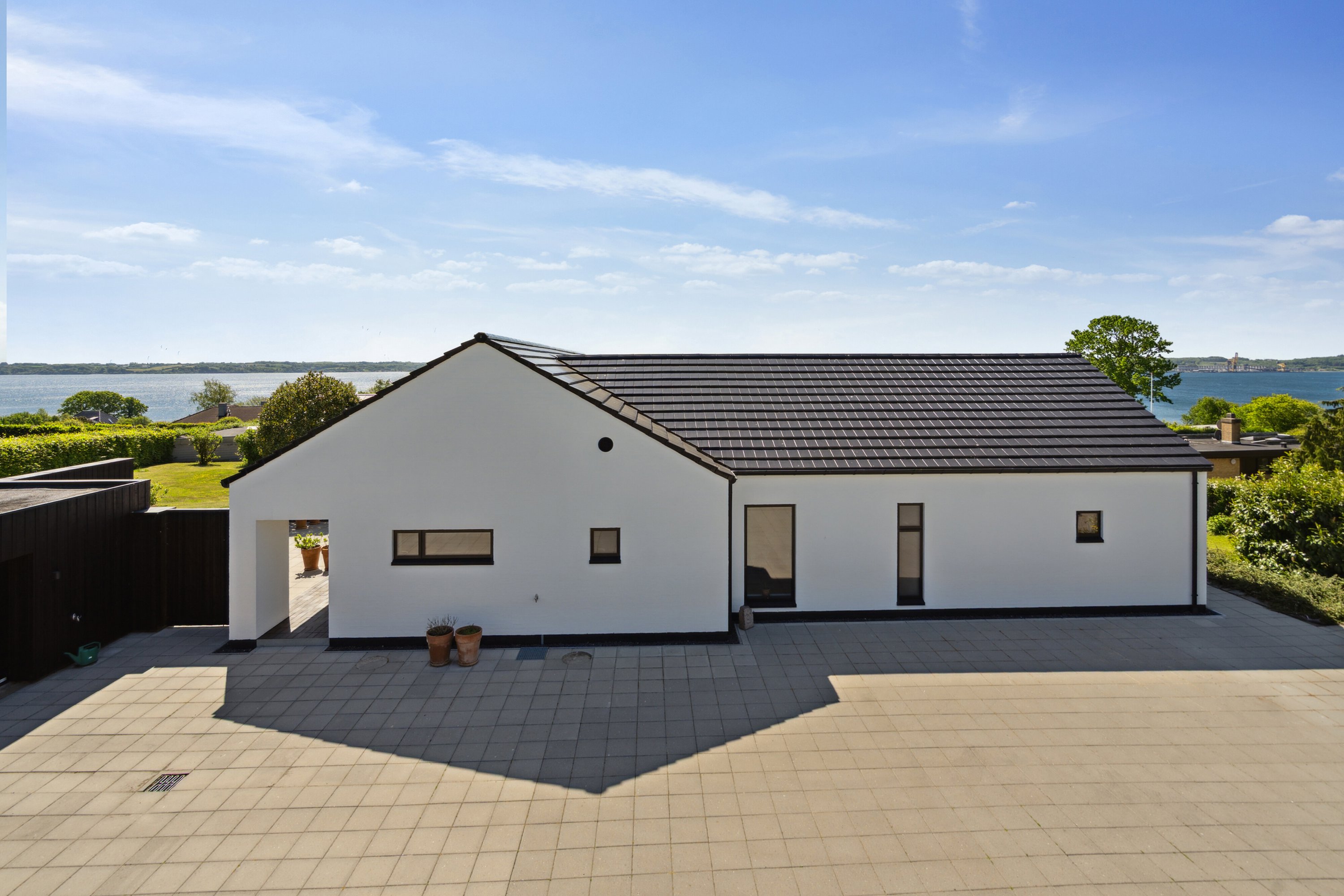 Fremhævet set fra vejen billede i fuldskærmstilstand. Billede af Dyrhave 64, 6200 Aabenraa