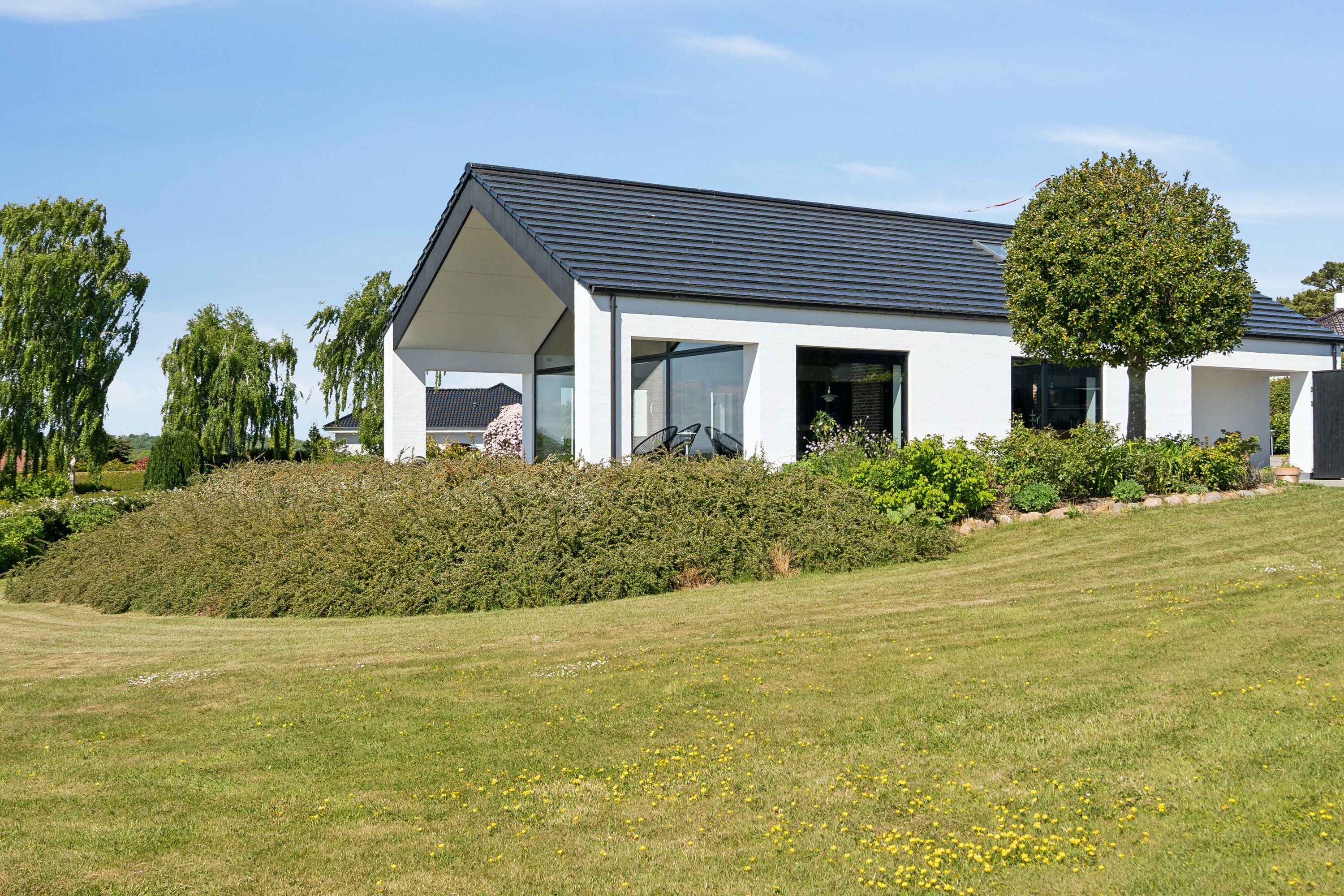 Fremhævet set fra haven billede i fuldskærmstilstand. Billede af Dyrhave 64, 6200 Aabenraa