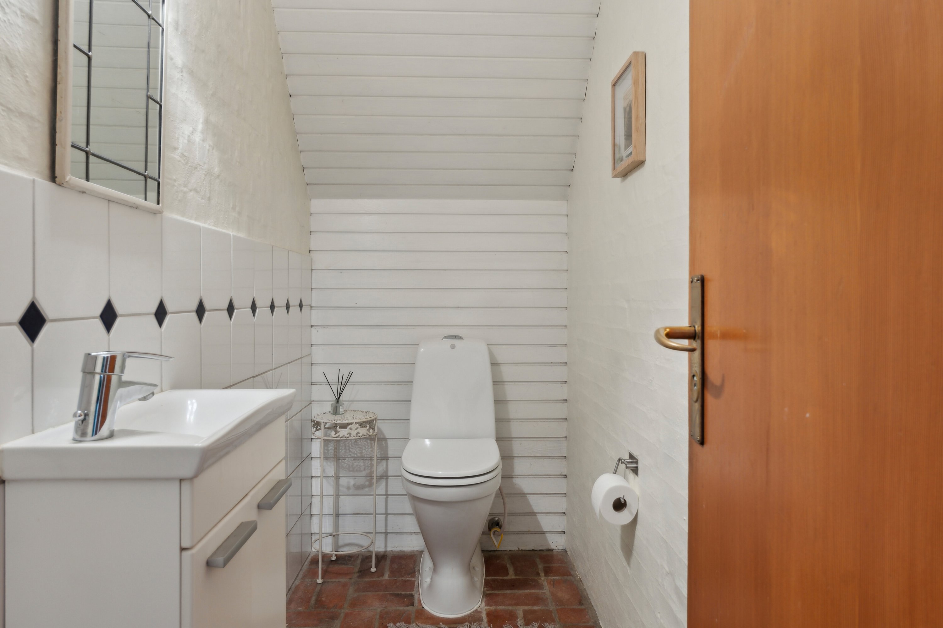 Fremhævet toilet billede i fuldskærmstilstand. Billede af Kølstrupvej 41, 5330 Munkebo