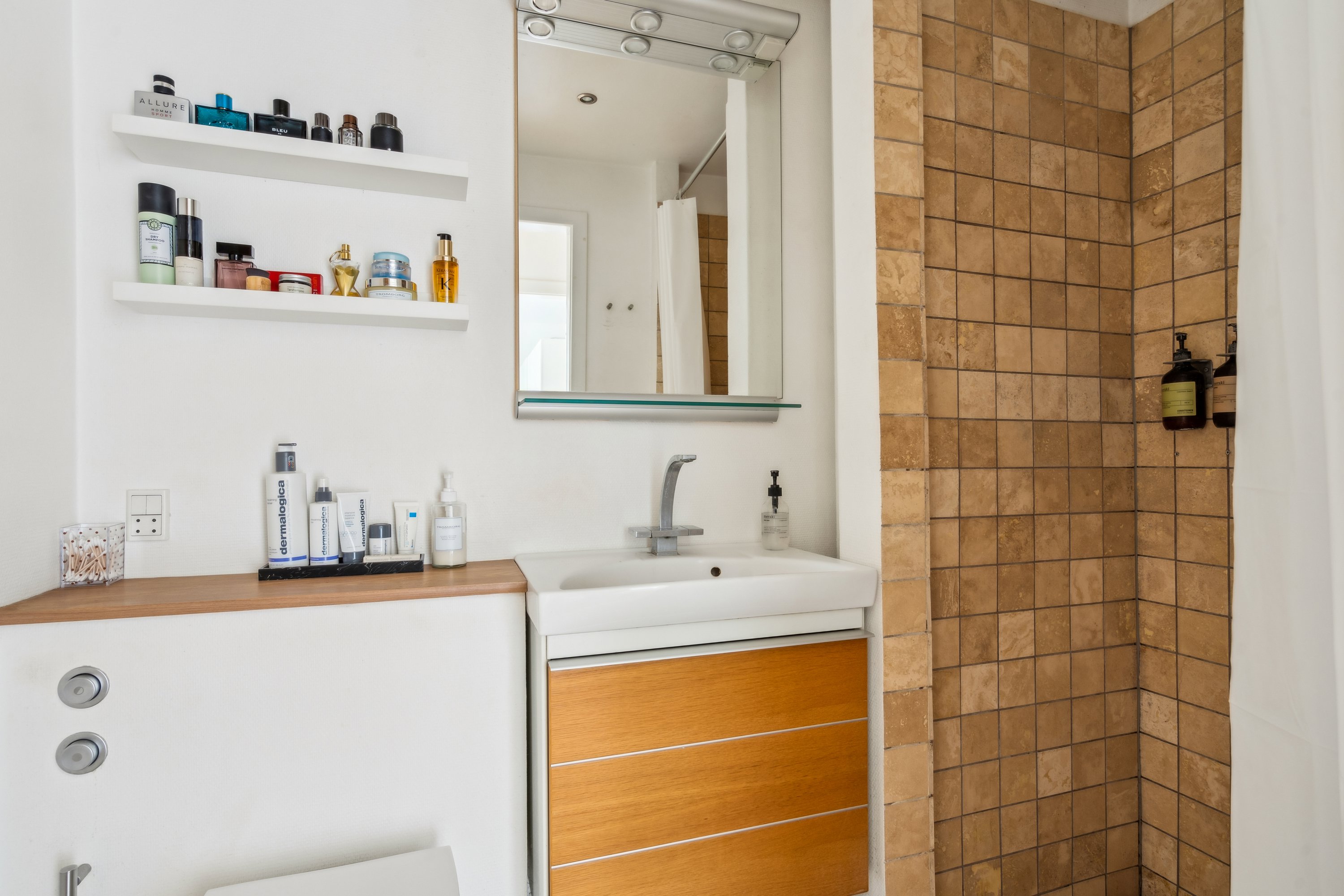 Fremhævet badeværelse billede i fuldskærmstilstand. Billede af Poul Buås Vej 36, 1. tv., 9000 Aalborg