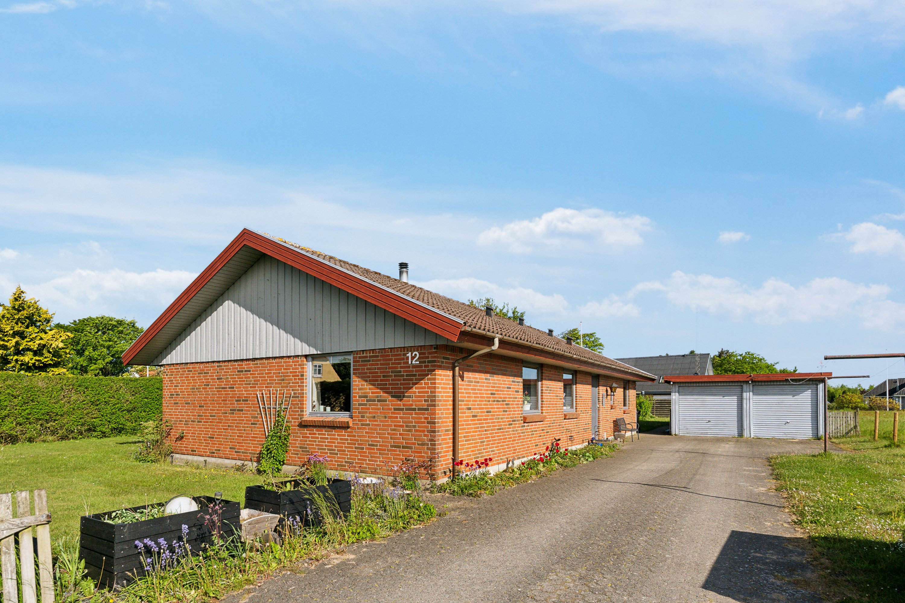 Miniaturebillede 1: set fra vejen. Billede af Nørre Alle 12, 9881 Bindslev