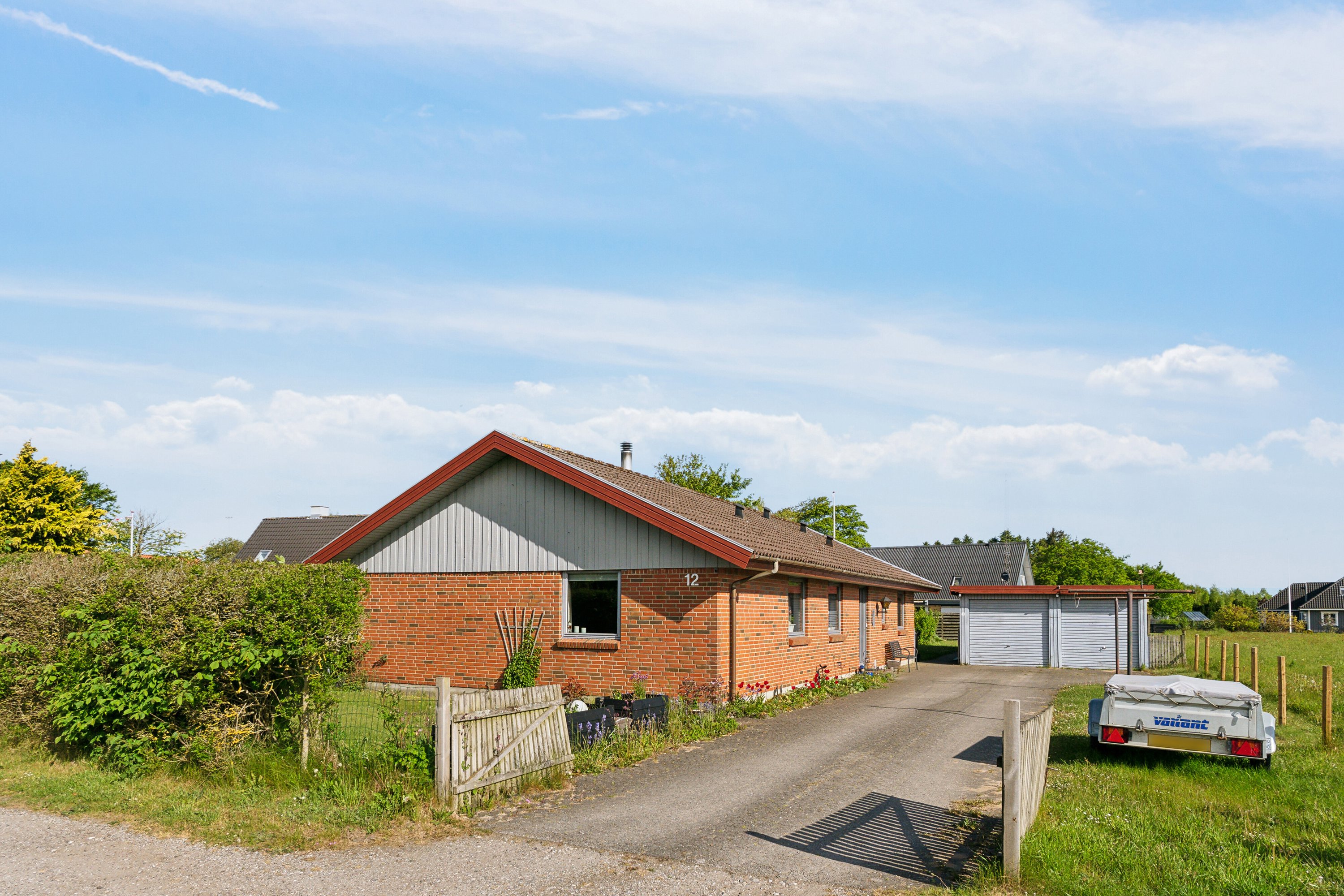 Fremhævet set fra vejen billede i fuldskærmstilstand. Billede af Nørre Alle 12, 9881 Bindslev