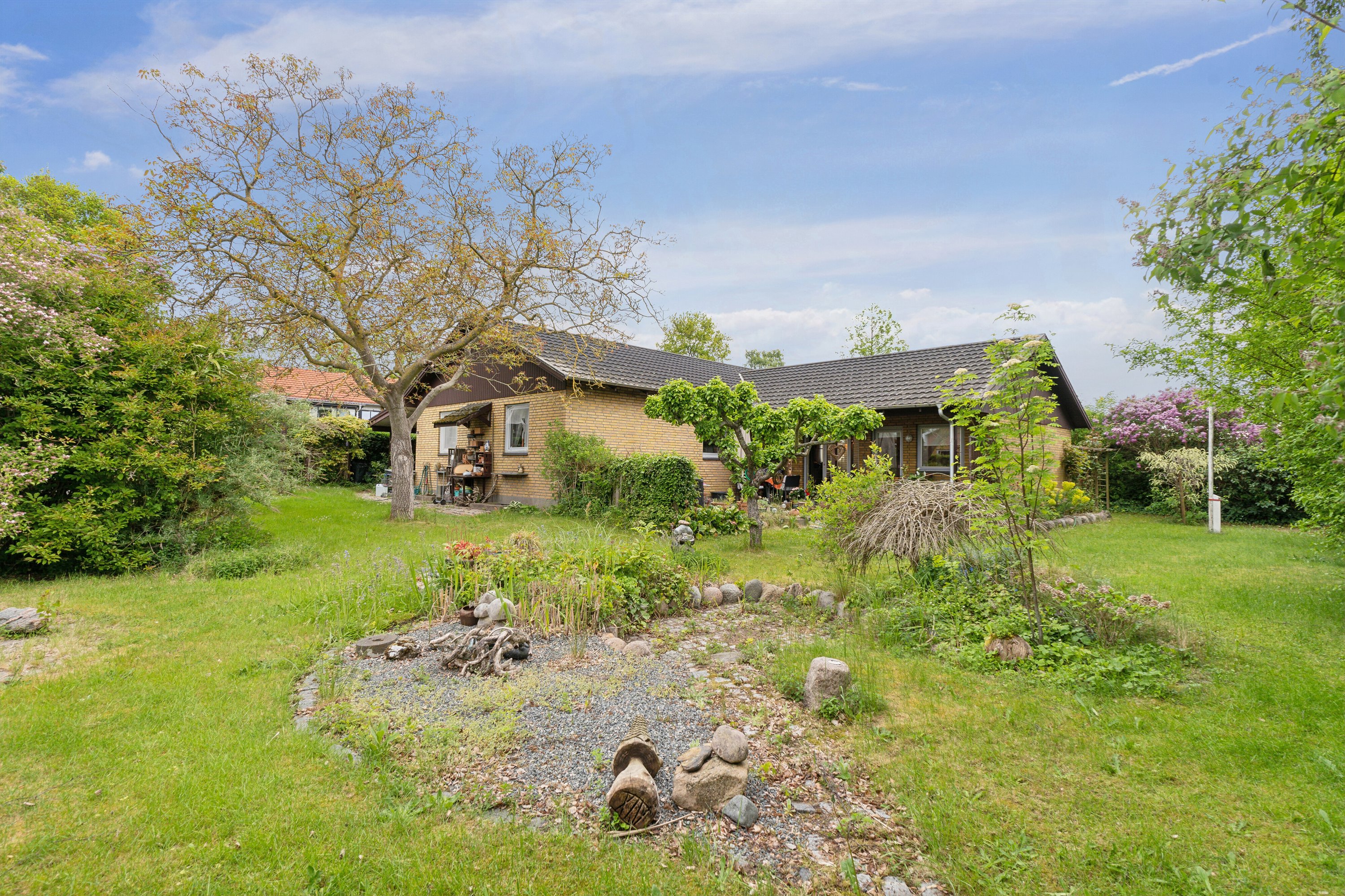 Fremhævet set fra haven billede i fuldskærmstilstand. Billede af Ølunden 9, 5330 Munkebo