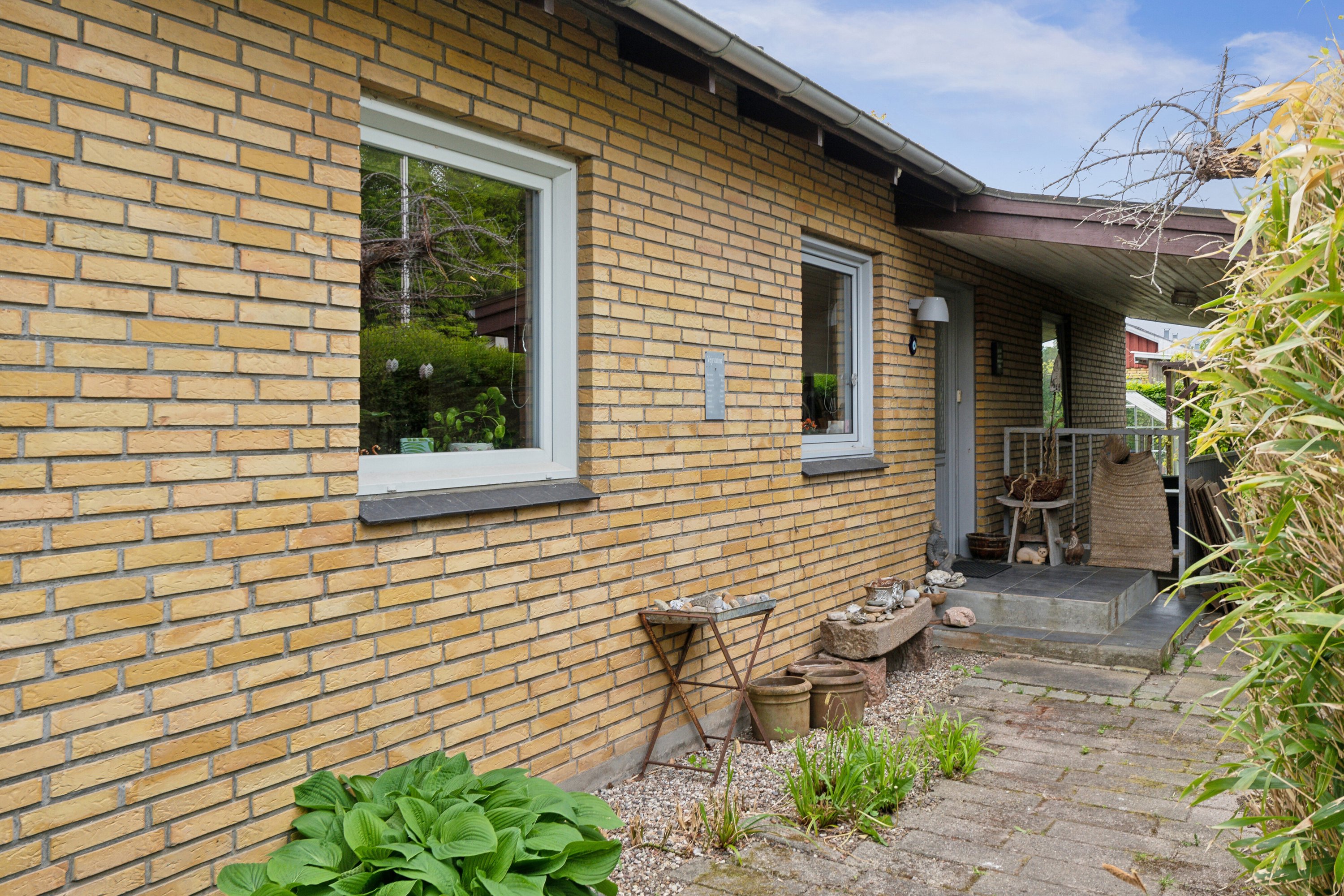 Fremhævet set fra vejen billede i fuldskærmstilstand. Billede af Ølunden 9, 5330 Munkebo