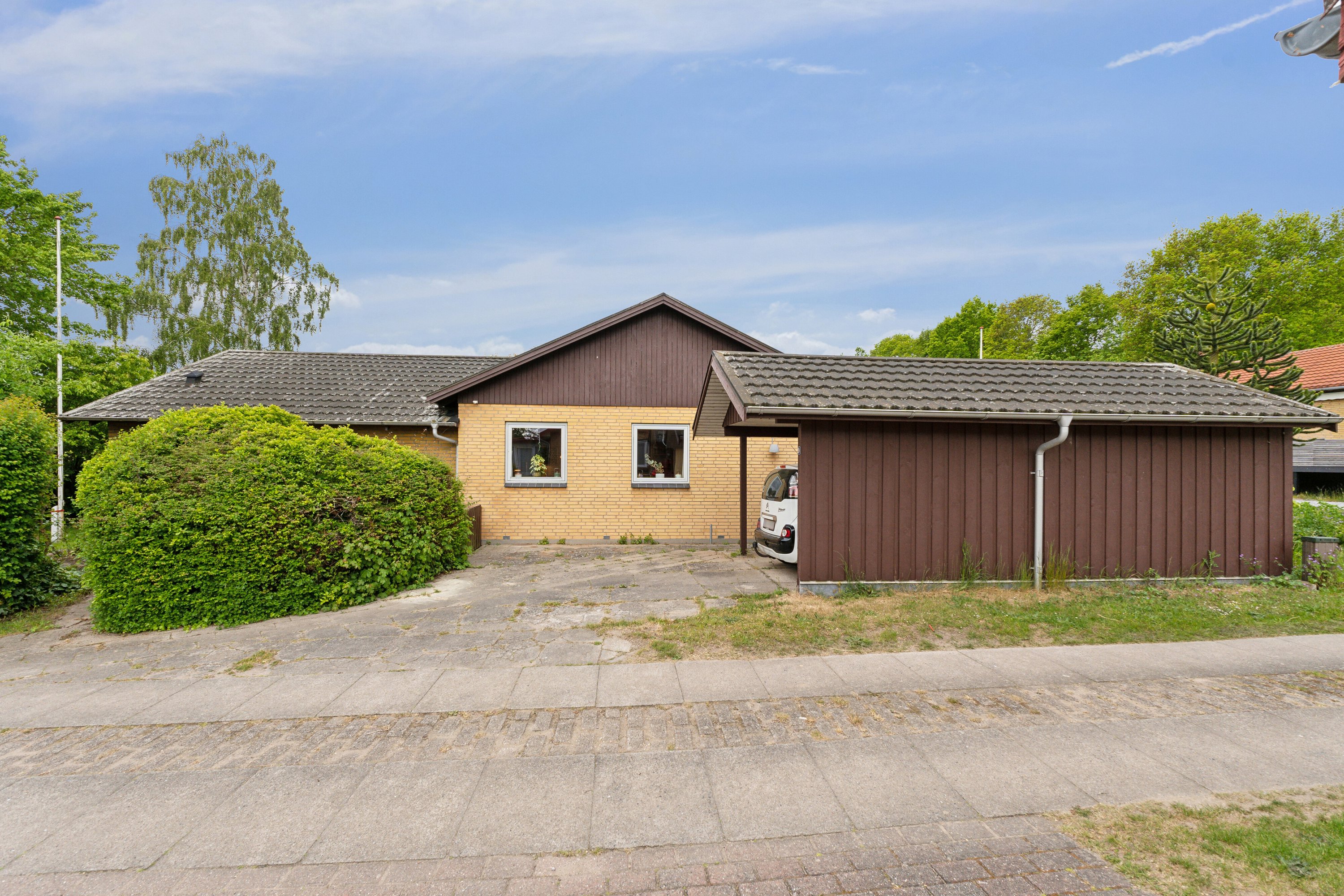 Fremhævet set fra vejen billede i fuldskærmstilstand. Billede af Ølunden 9, 5330 Munkebo