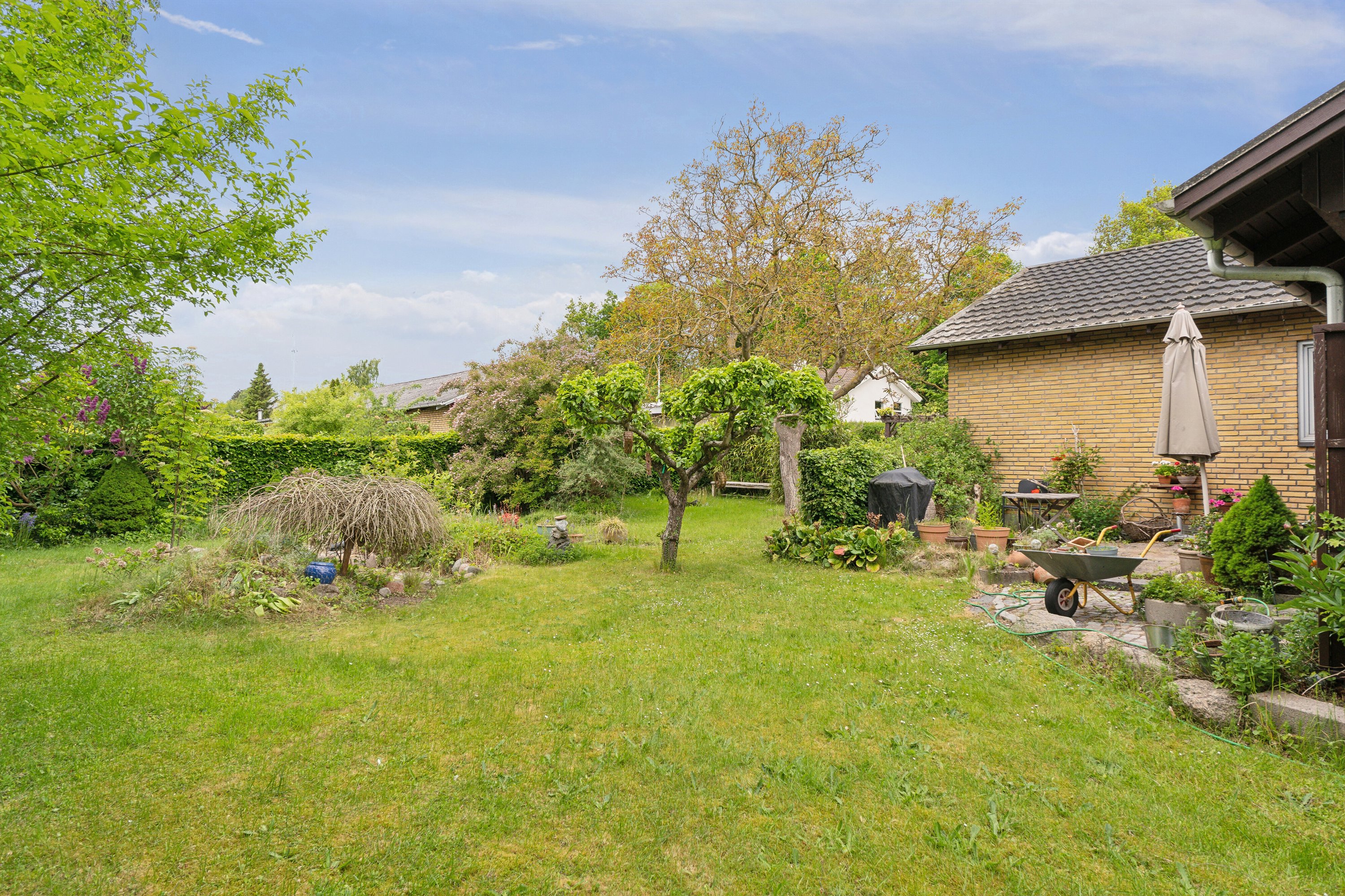 Fremhævet set fra haven billede i fuldskærmstilstand. Billede af Ølunden 9, 5330 Munkebo